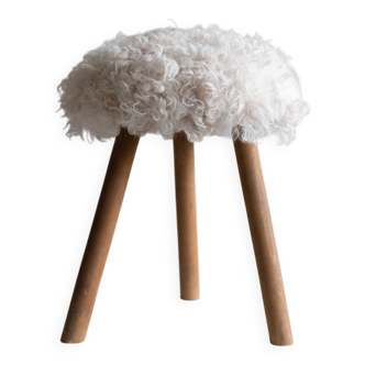 Danish mid-century tripod stool in beech, reupholstered in lambswool, 1960s.