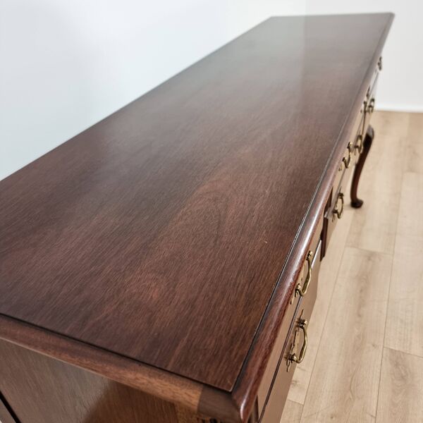 Buffet colonial fabriqué aux États-Unis des années 1970