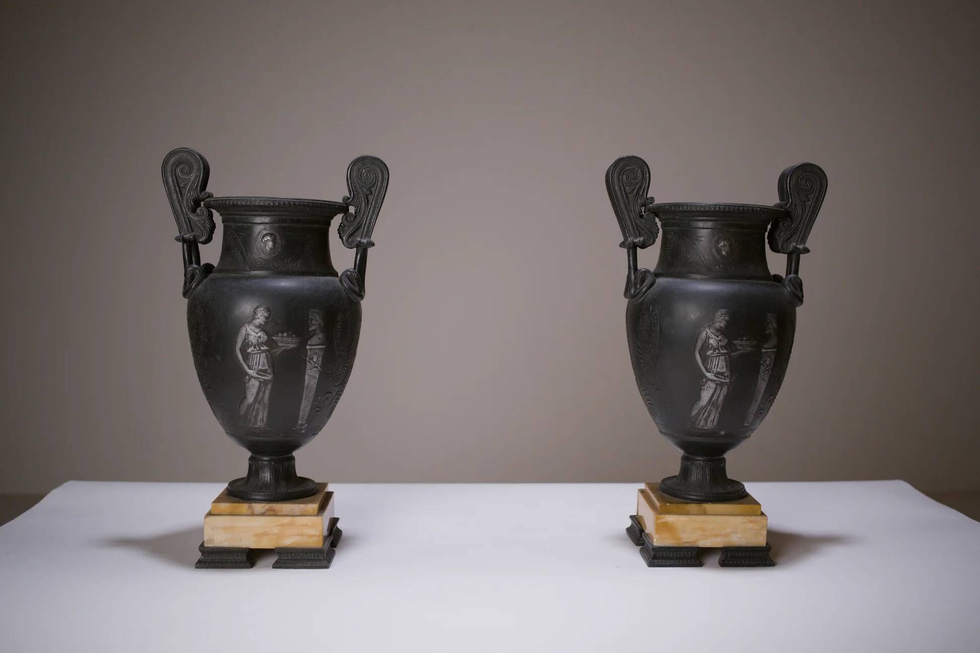 Paire de vases à l’antique, XIXe siècle