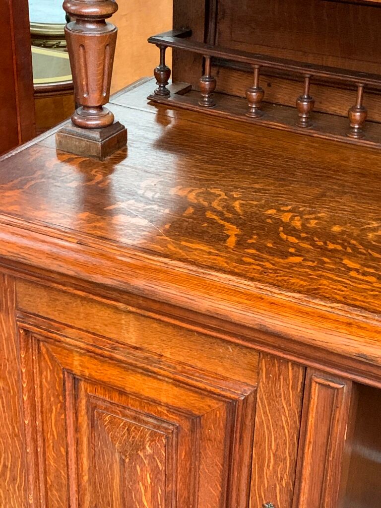 Bibliothèque-bureau dans le style Henri II