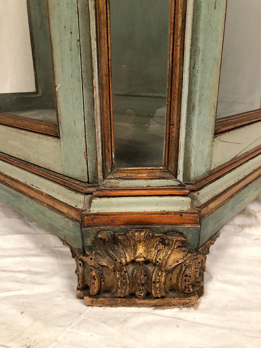 Showcase in blue/green lacquered wood, gold trim, Italy 18th-early 19th century