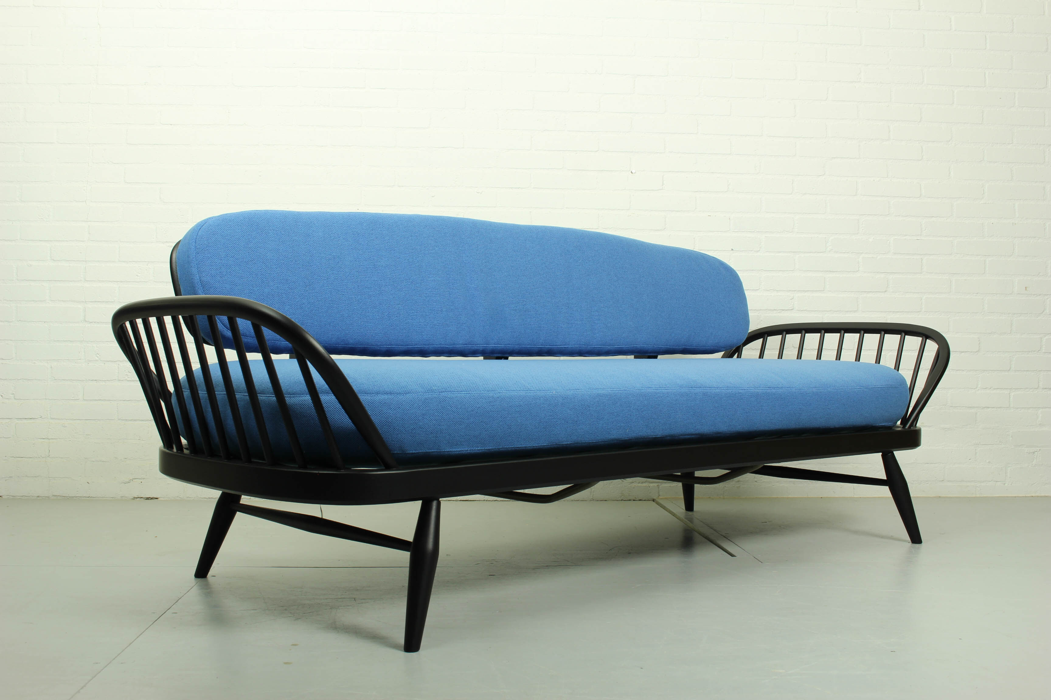 Lounge set with sofa daybed model ‘355’ and 2 windsor lounge chairs Lucian Ercolani for Ercol