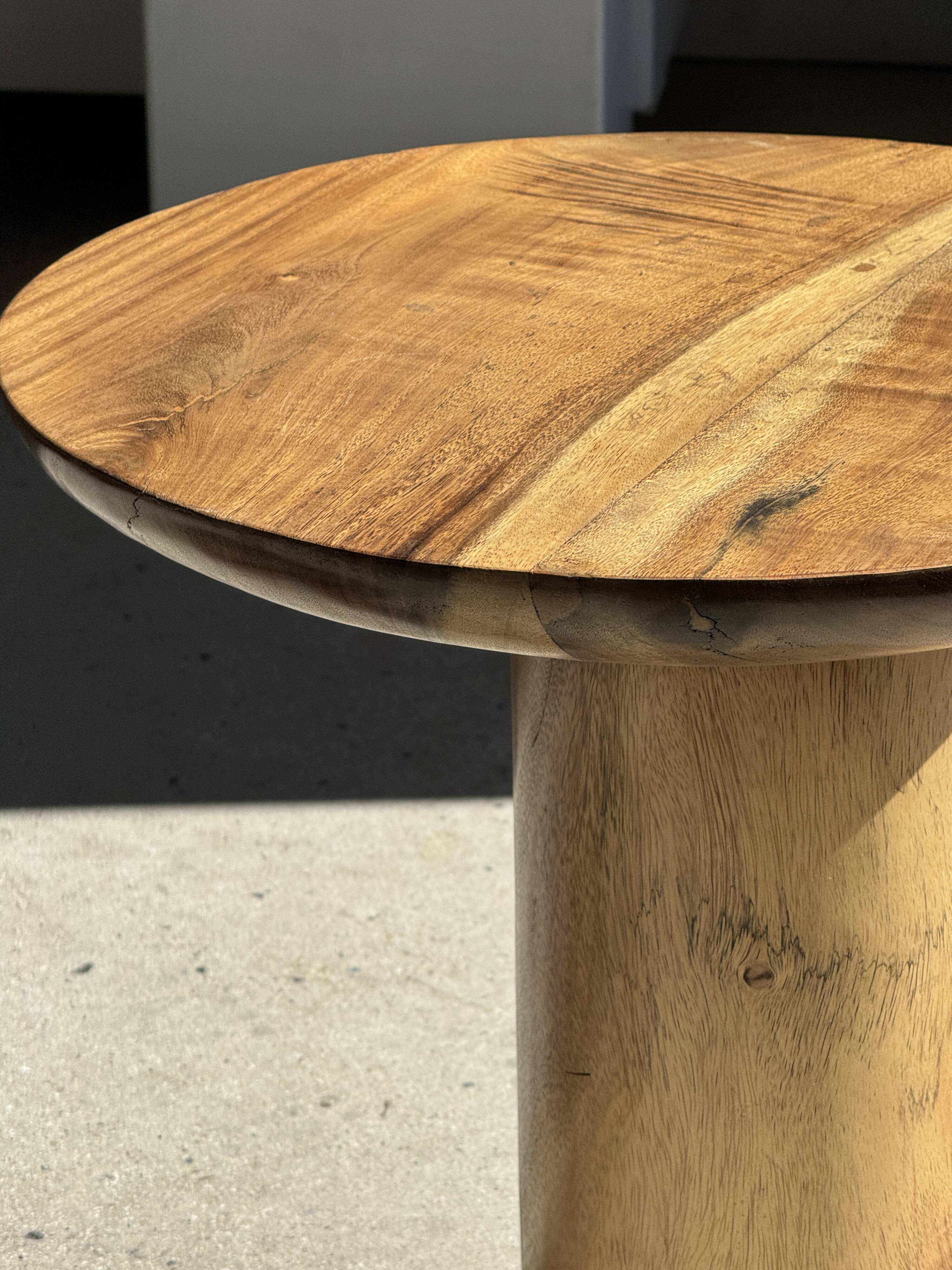 Side table in solid suar with a circular top, column base H51.5 D50.