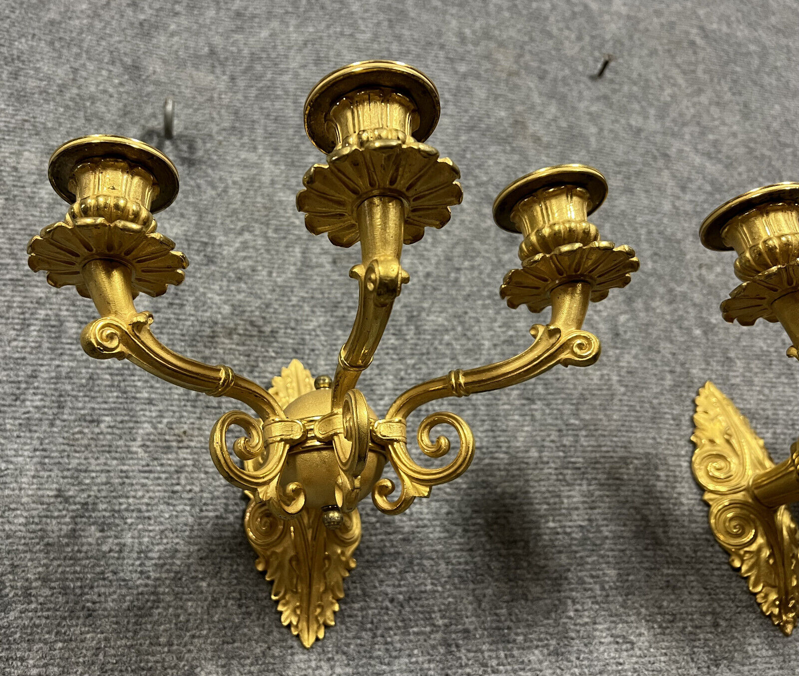 Pair of sconces period Consulate (18th) in gilded bronze with two patinas