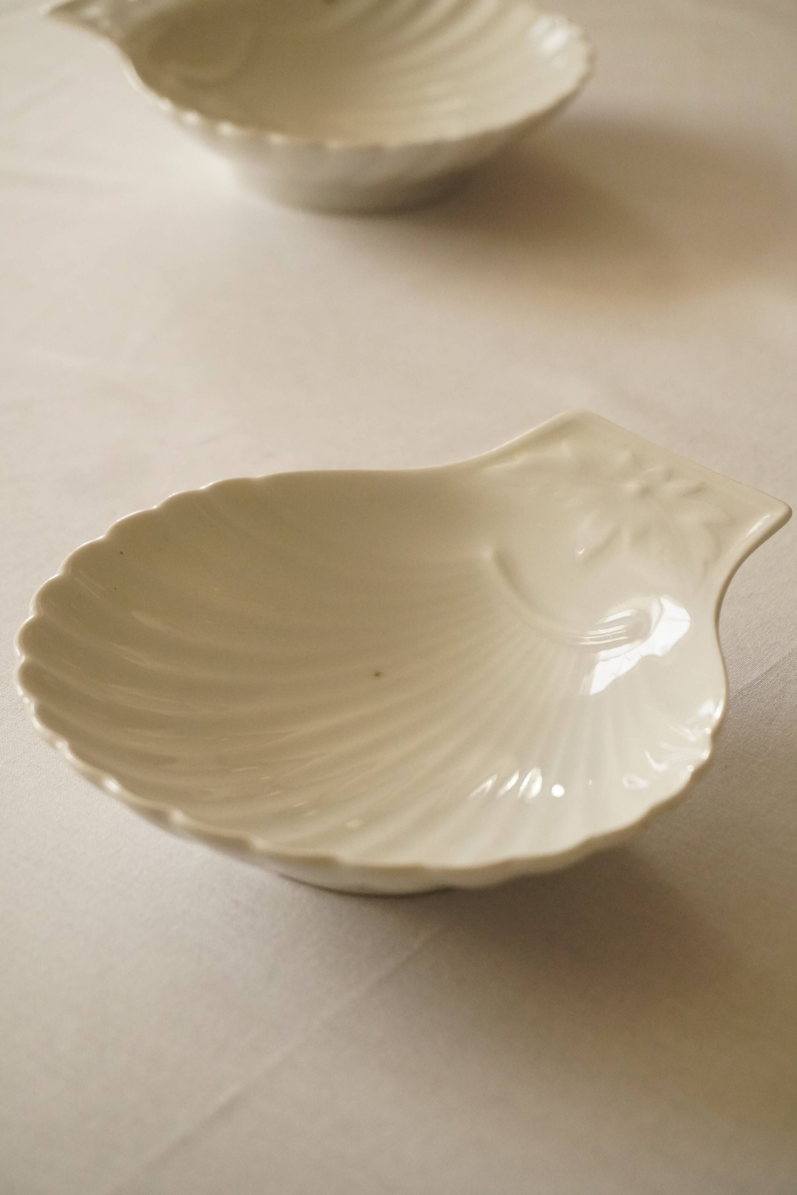 Set of 2 white porcelain scallop shell bowls, Apilco France