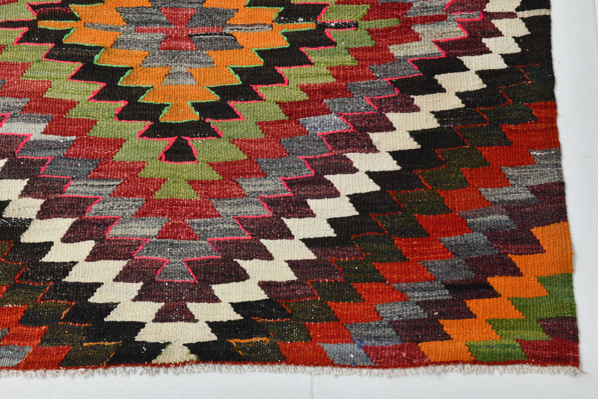 Tapis kilim géométrique multicolore – Explosion de motifs et de caractère