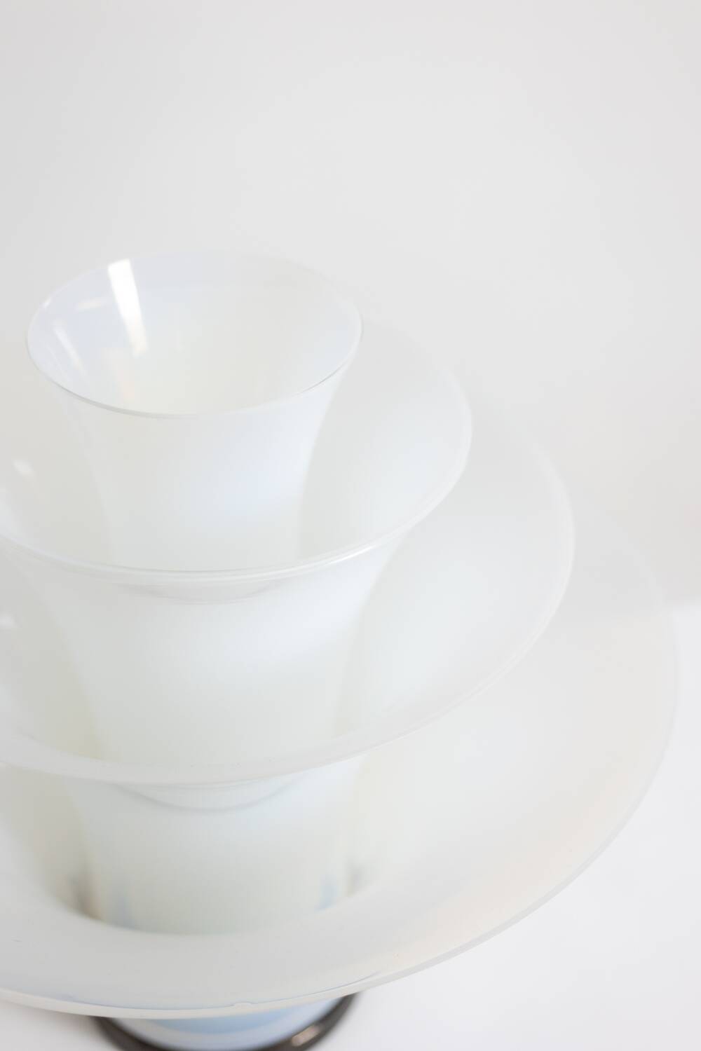 "Petal" lamp in opalescent white and bluish glass. 21st century.