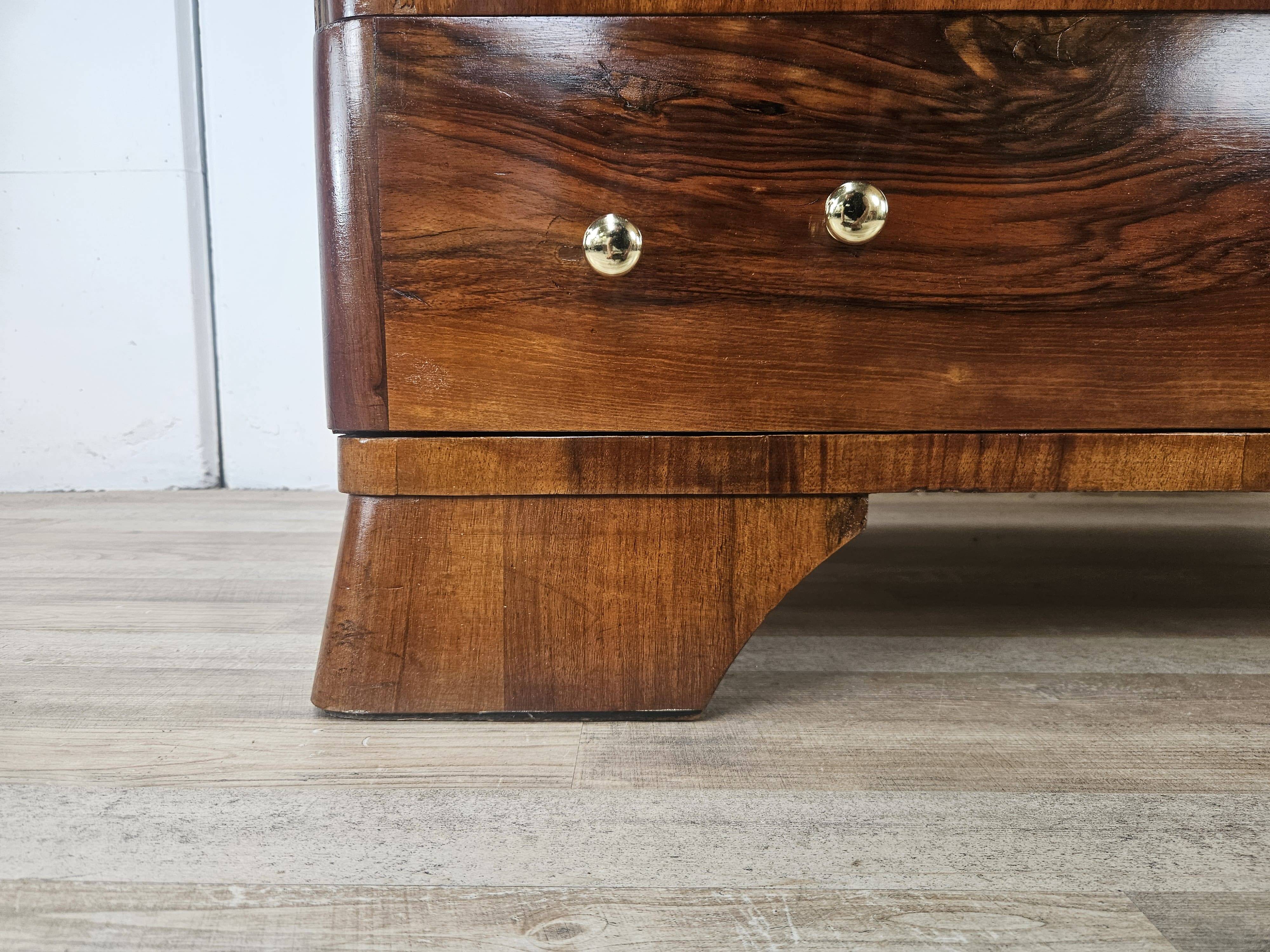 Commode Art Déco en noyer et laiton