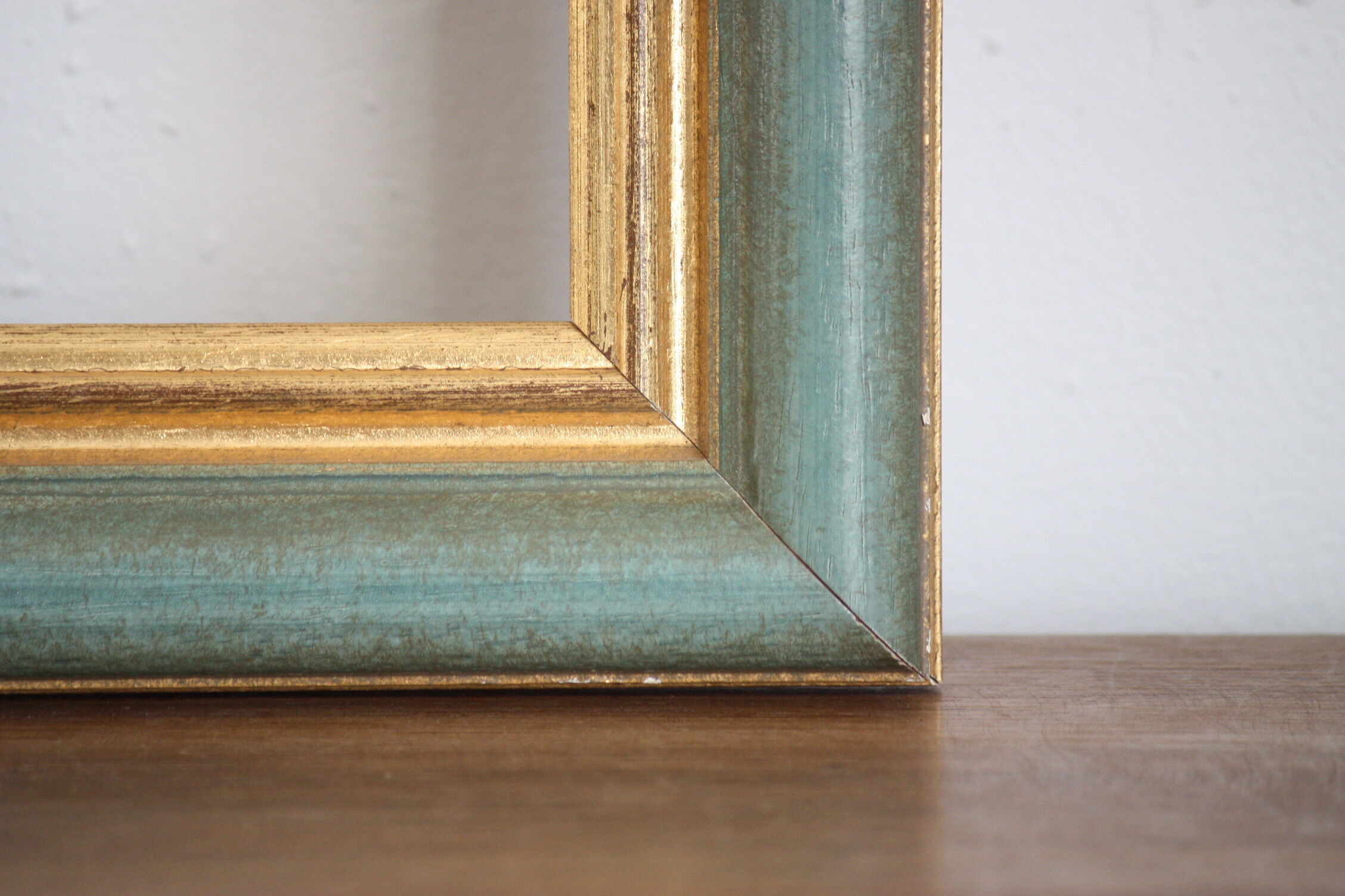 Frame in gilded and green wood