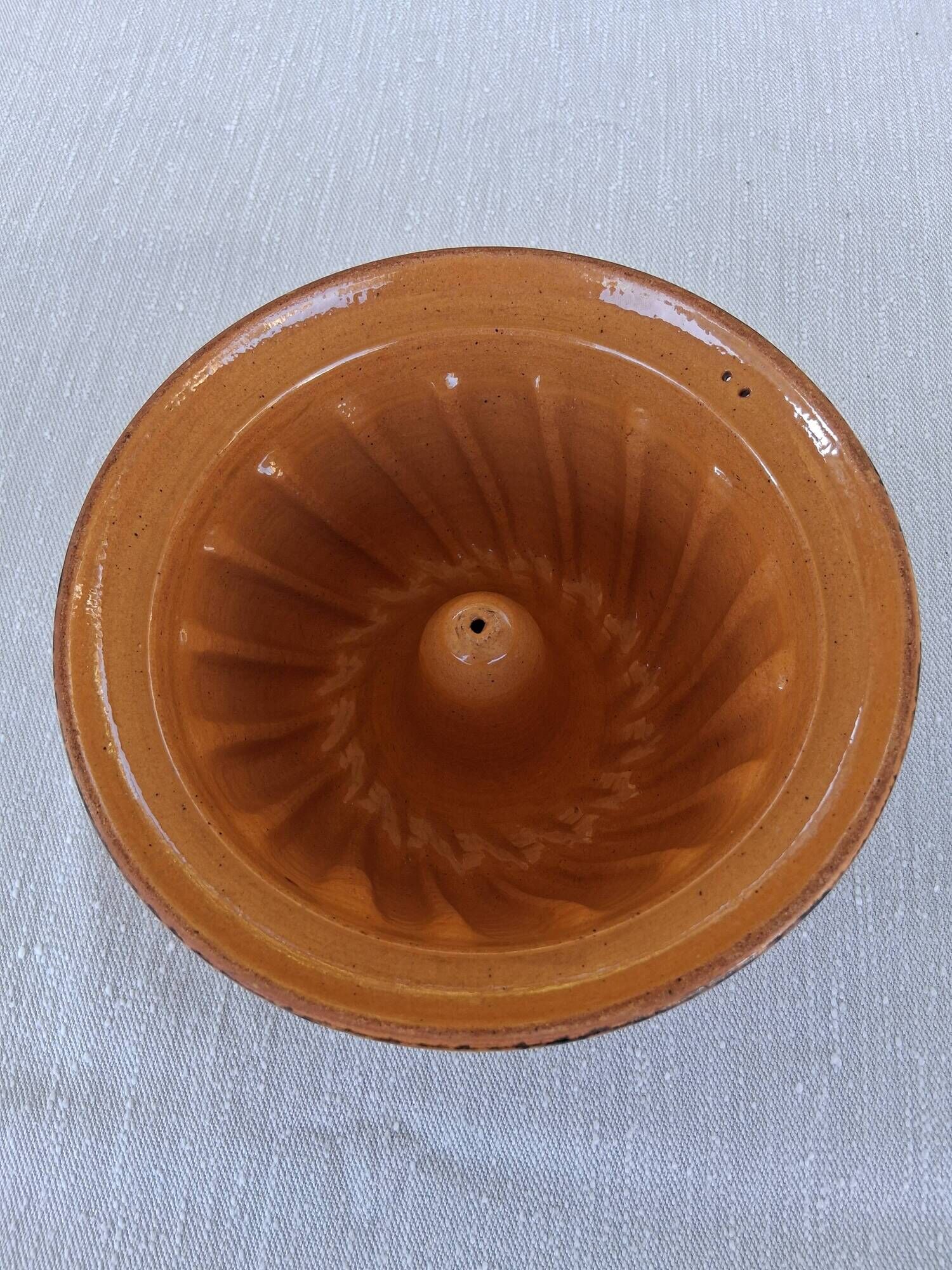 Very nice Alsatian ceramic kouglof dish in very good condition.