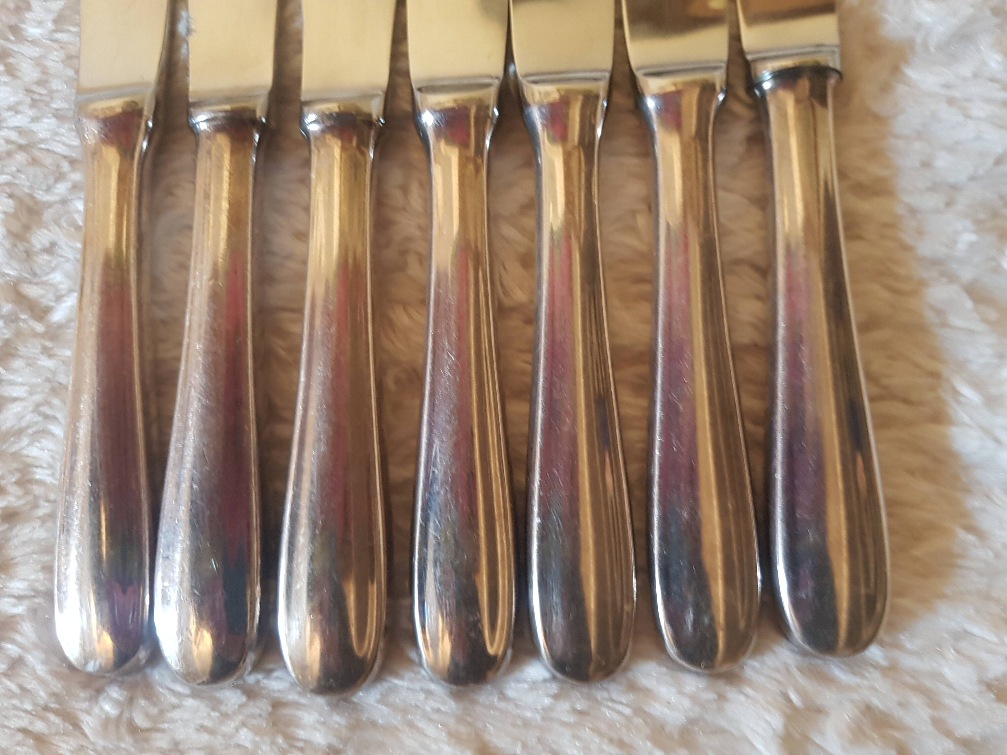 Set of 8 silver metal knives