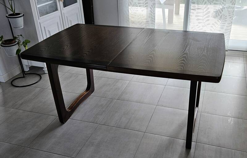 Vintage extendable dining table – sled base – modernist design