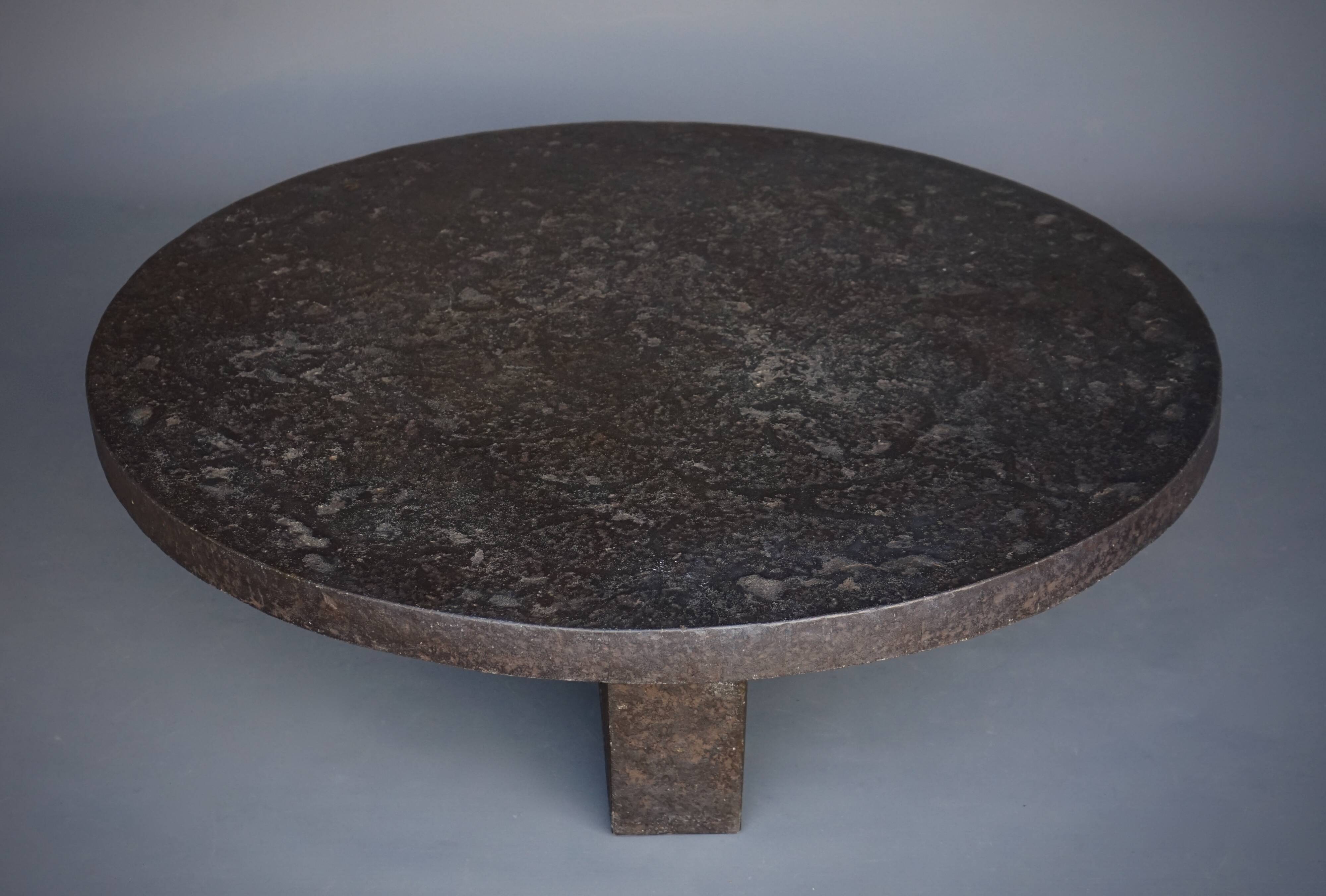 Table basse ronde brutaliste en résine, années 1970