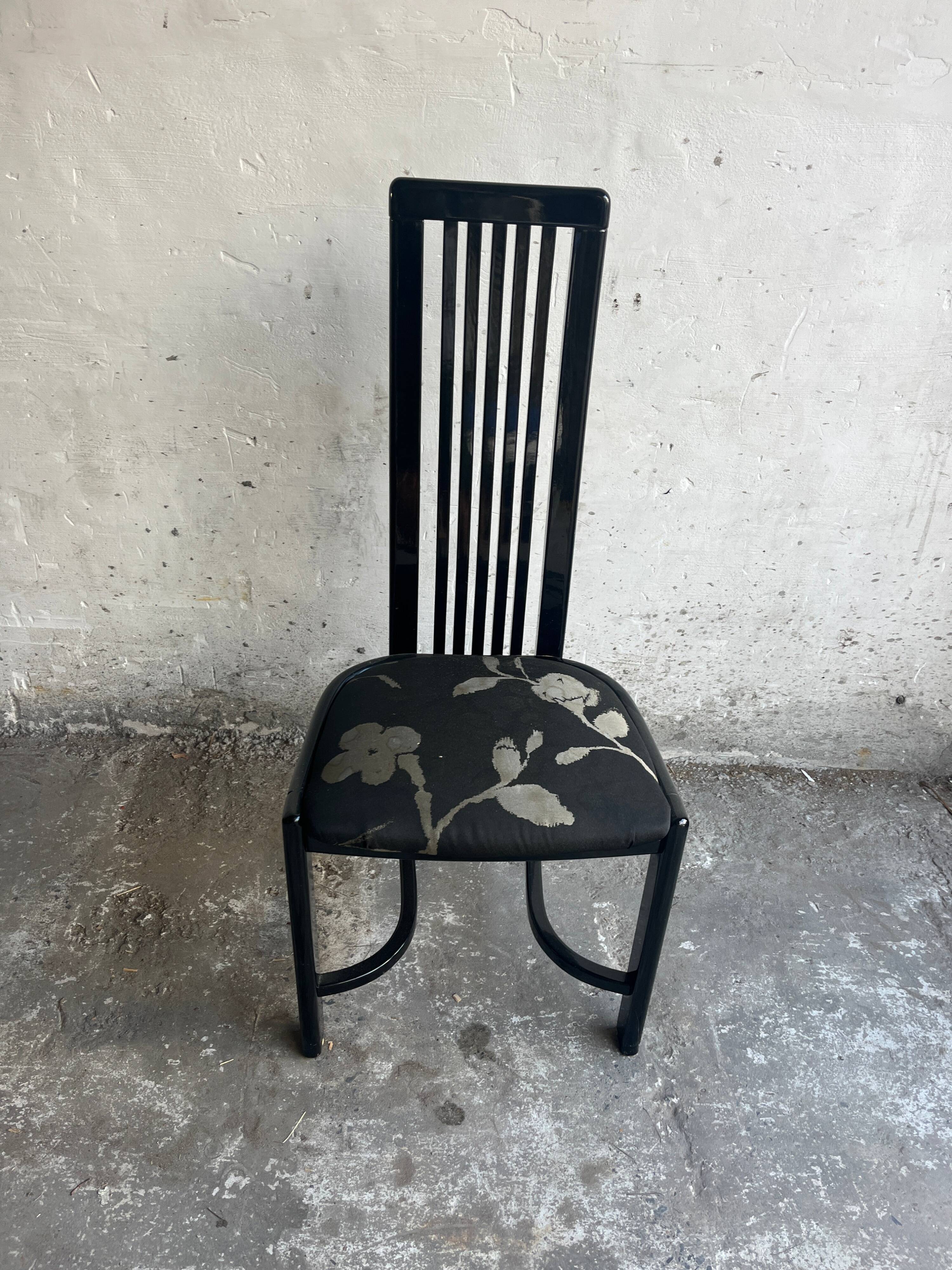 Set of 6 black lacquered wooden dining chairs with high backs and patterned fabric seats, 1980s.