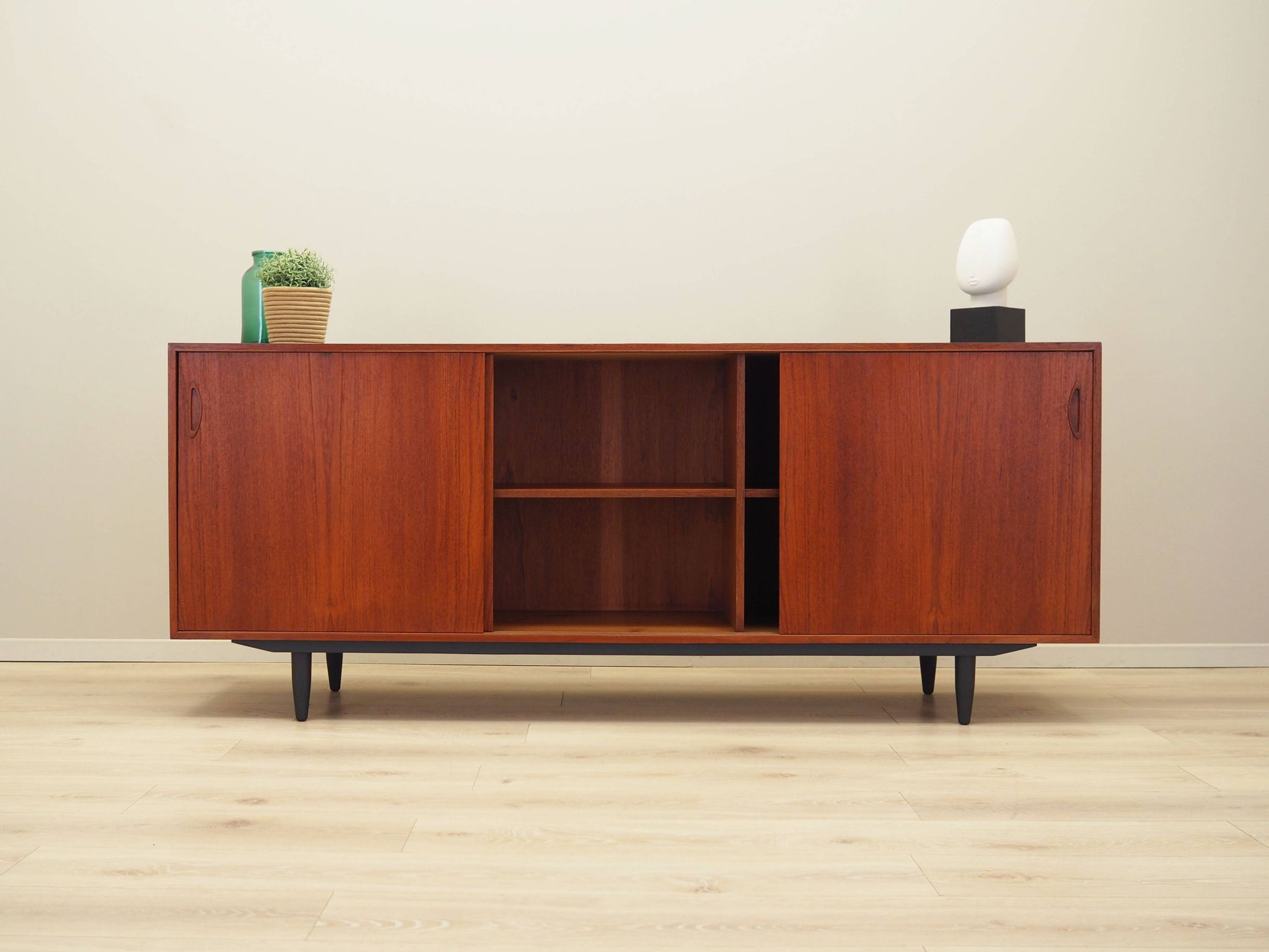 Buffet en teck, design danois, années 1970, production : Danemark