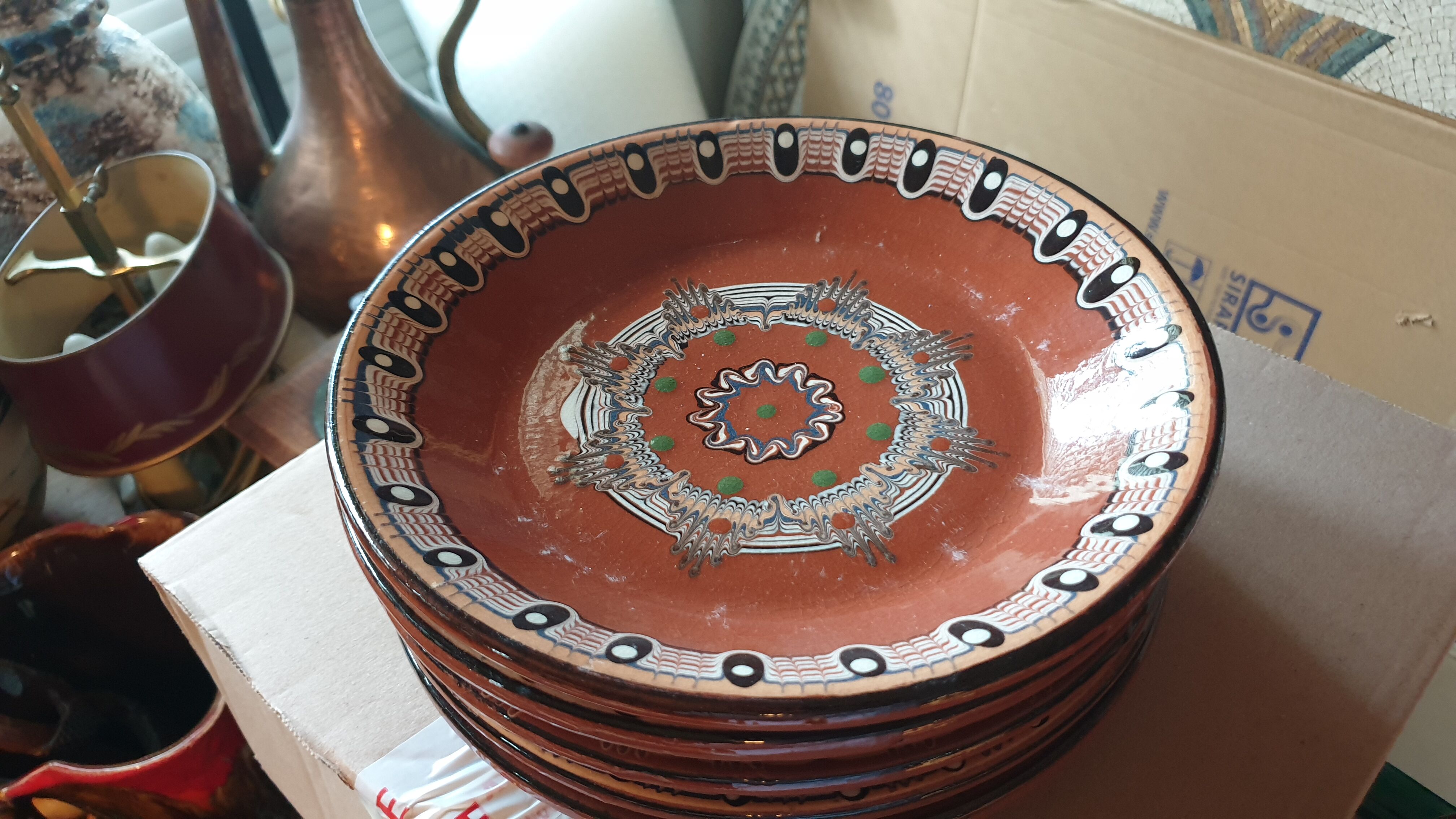 Terracotta service decorated with psychedelic drips
