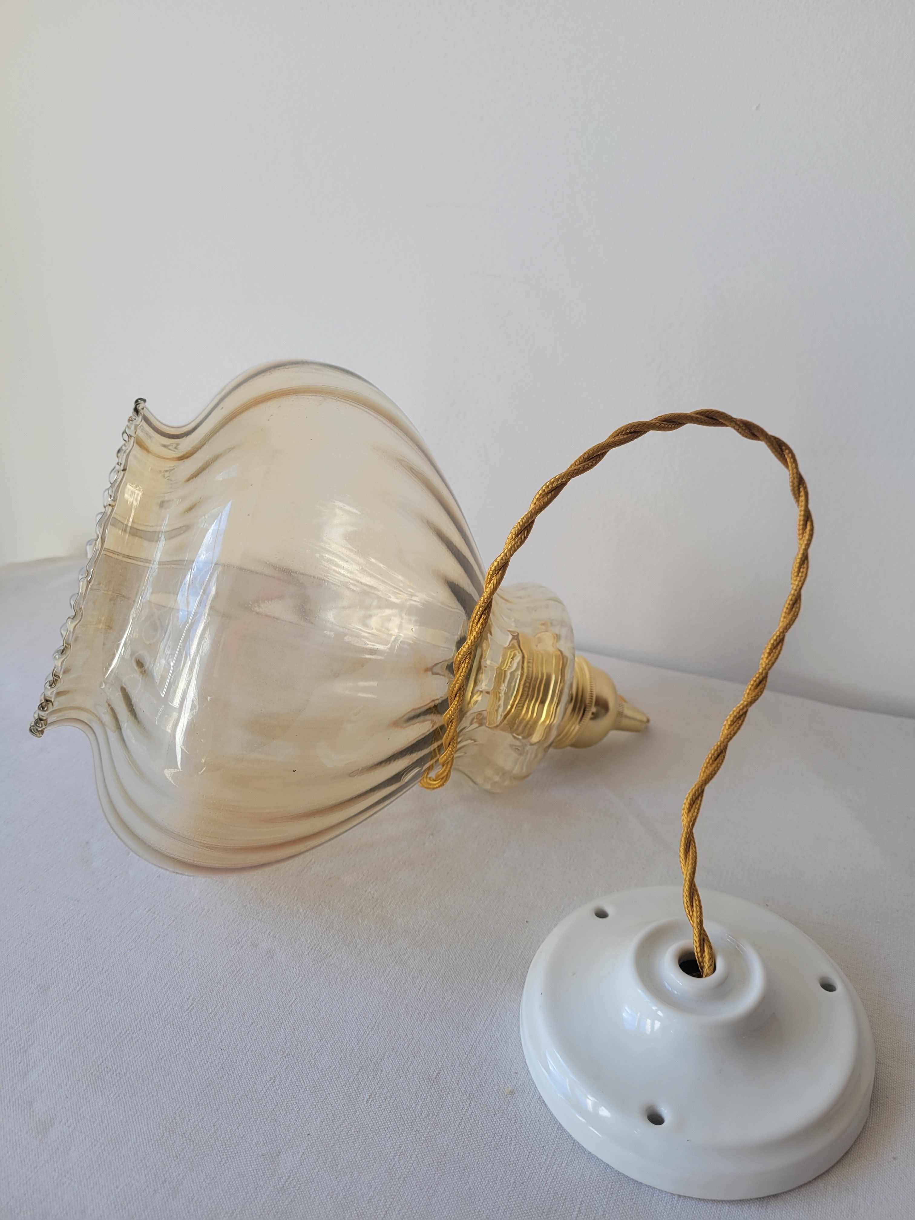 Suspension en verre fumé strié