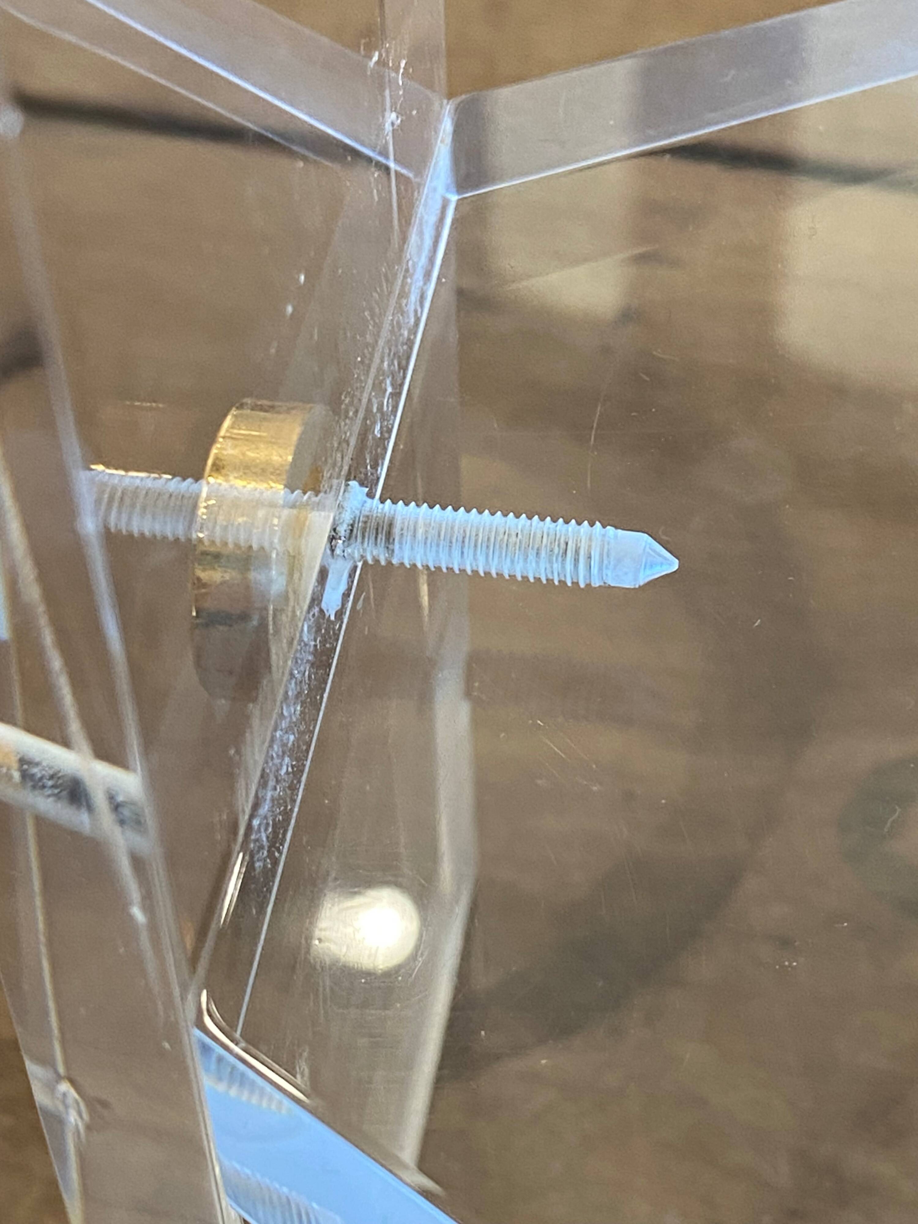 Table basse, d'appoint triangulaire en plexiglas, 1970