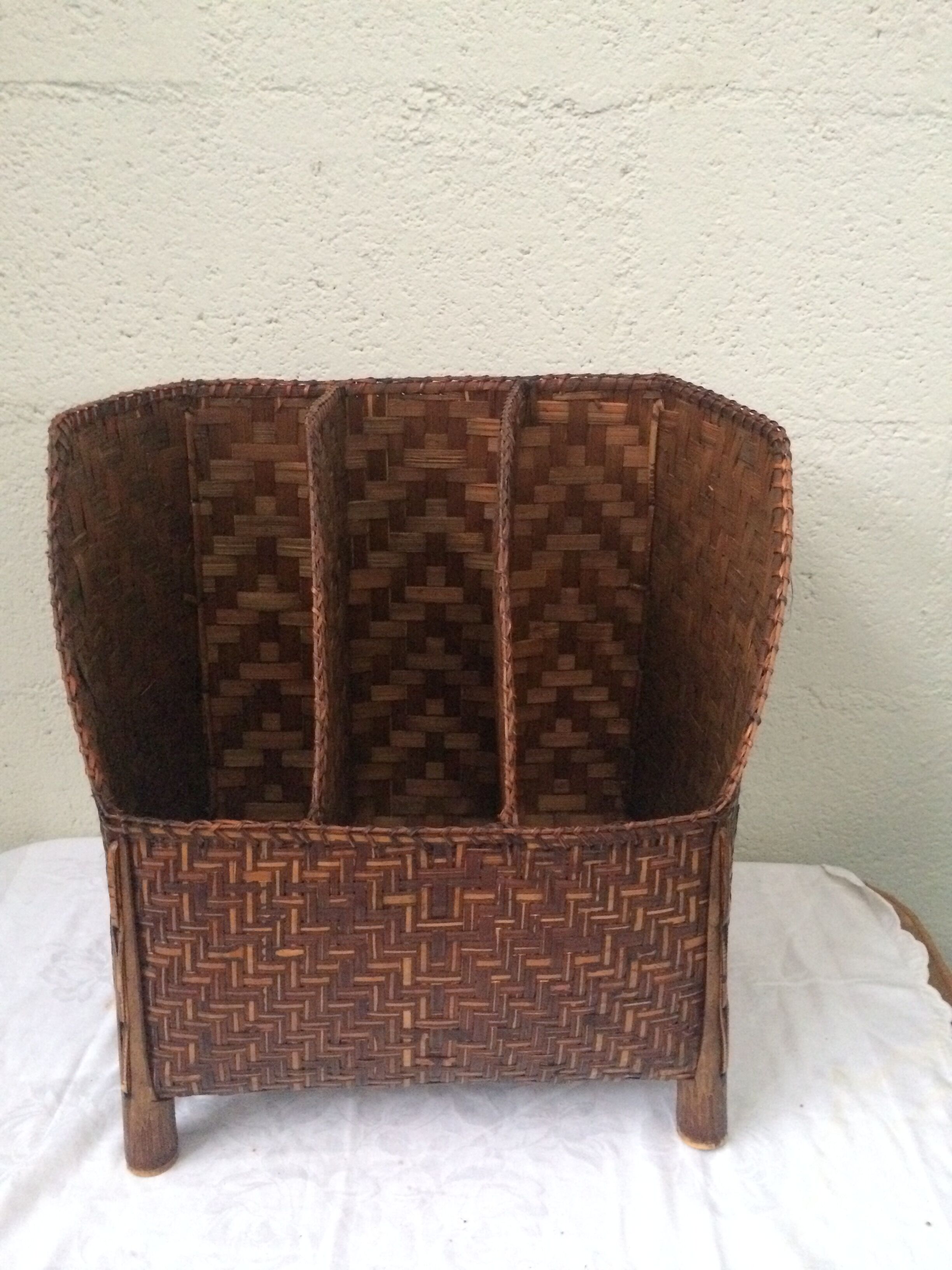 Put documents in two-tone braided bamboo 3 compartments vintage 1970