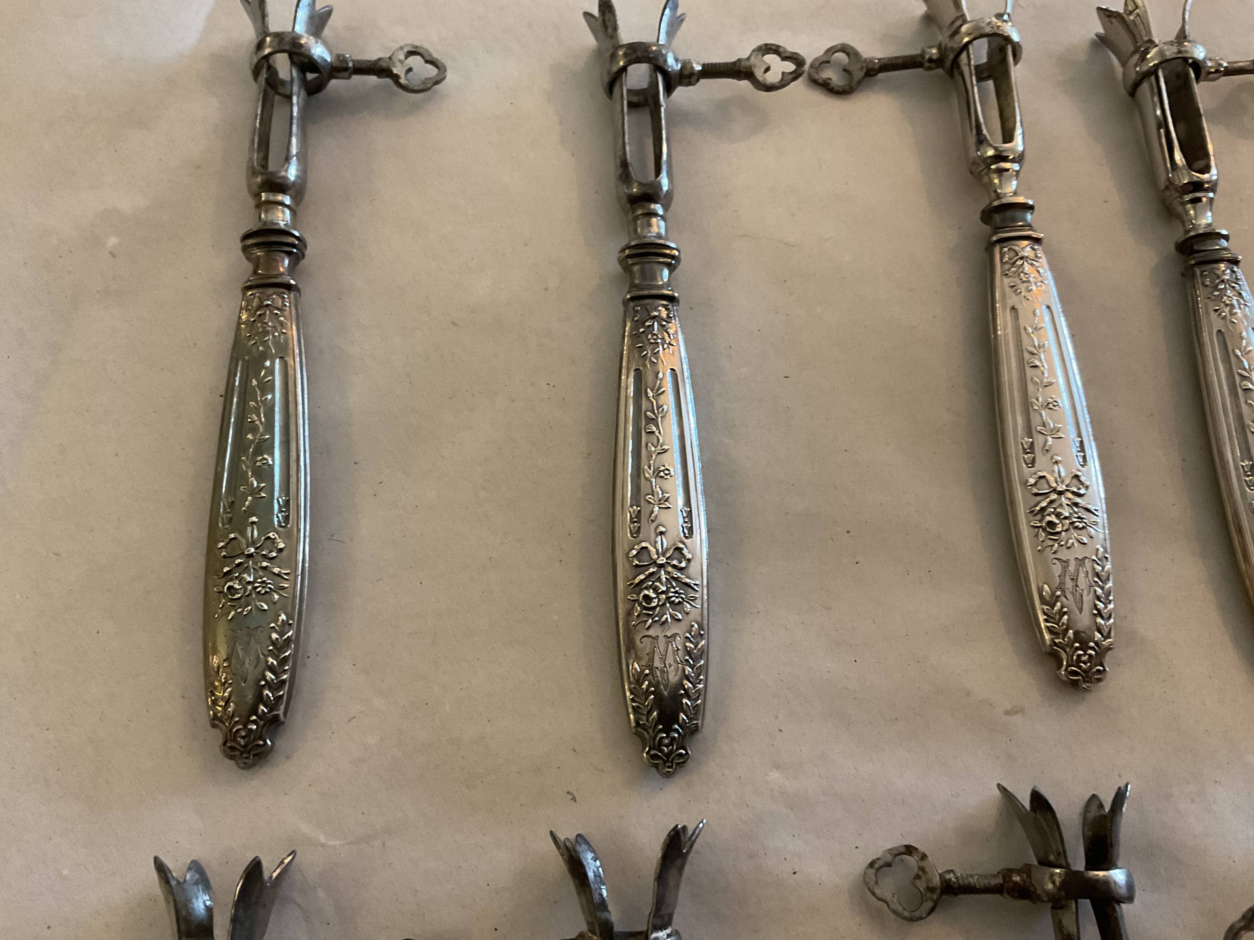 12 rib sleeves. Solid silver-filled handles. France