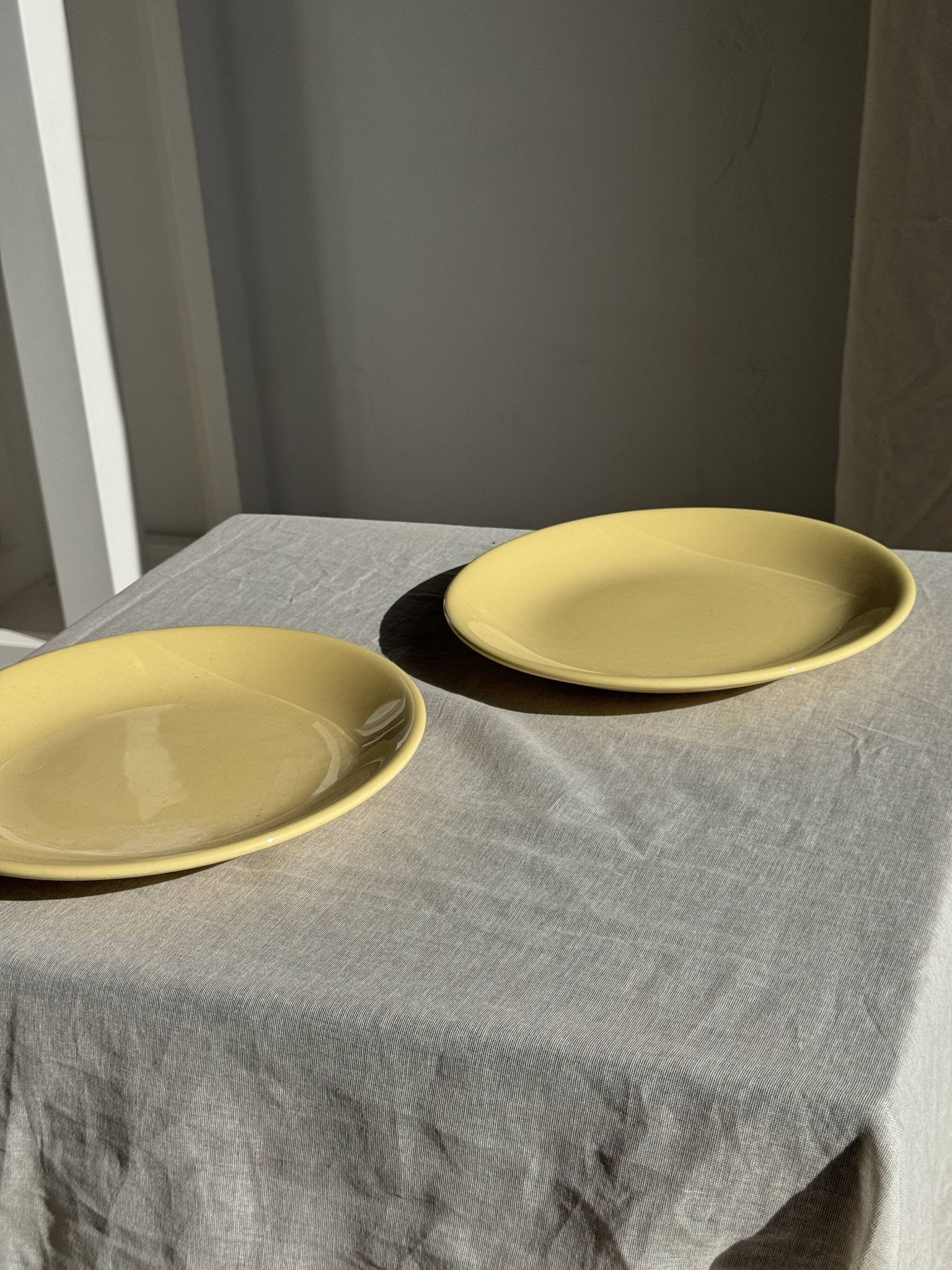 Lot de 2 grandes assiettes jaunes sans marque D25,5