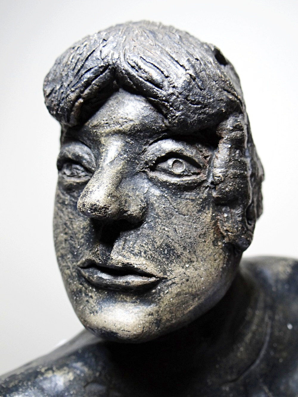 20th-century ceramic bust of a woman, art craft to be identified.