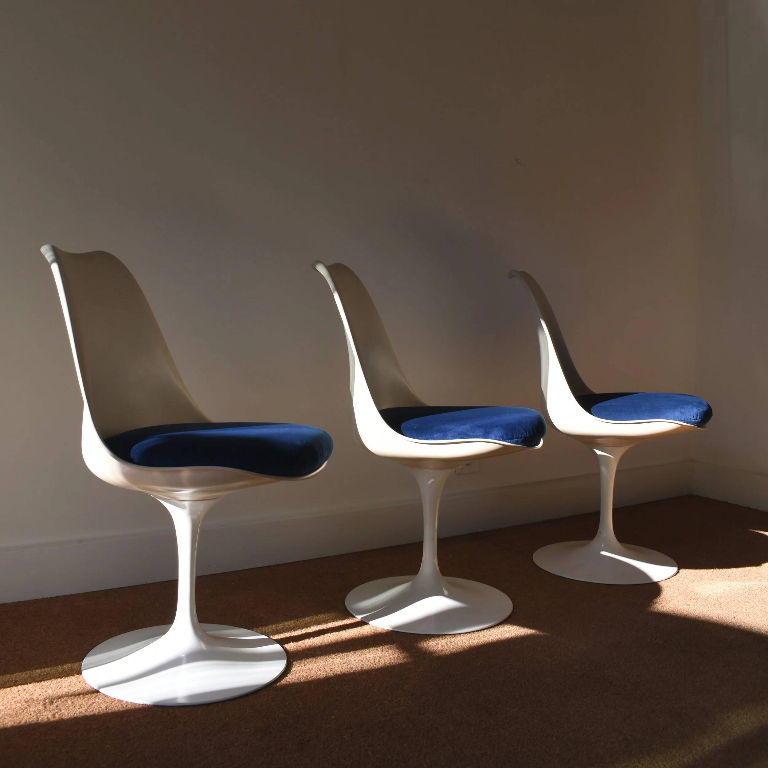 Tulip Chairs Eero Saarinen: set of three chairs
