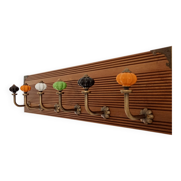 Porte-manteau mural vintage 60 cm – 6 patères en métal et boutons céramique