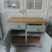 Buffet compacte réenchantée en vert de gris, plateau bois.