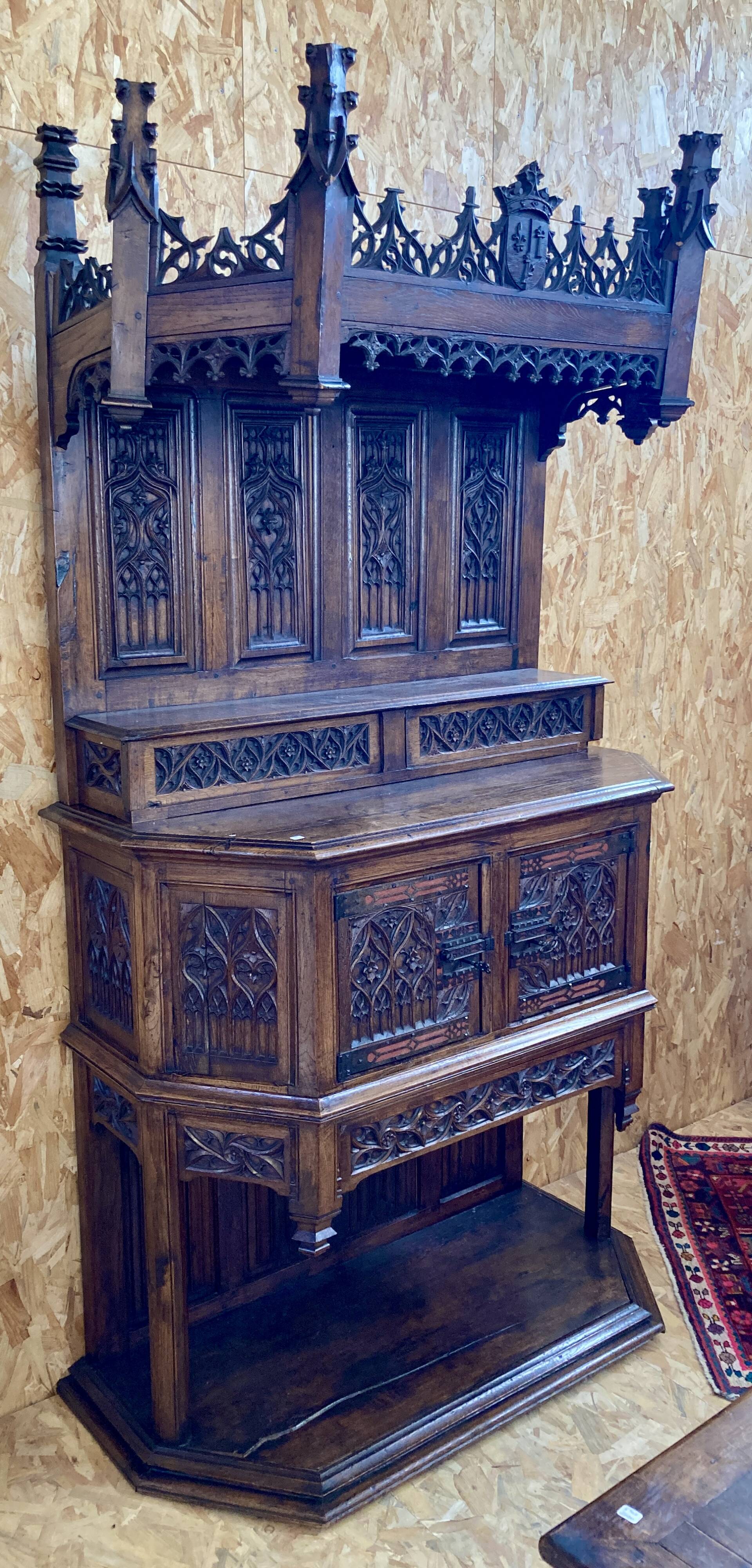 Buffet néogothique