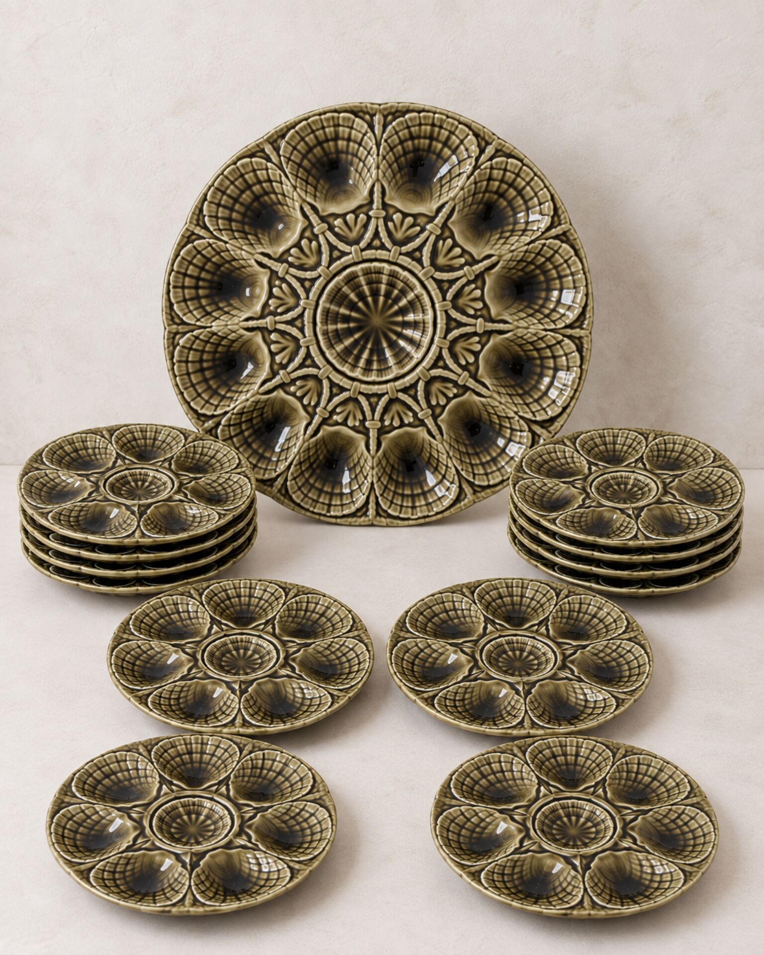 Oyster service Sarreguemines in barbotine – 12 plates + large bowl