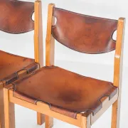 Ensemble de quatre chaises vintage. Bois d'orme et cuir. Maison Regain 70s