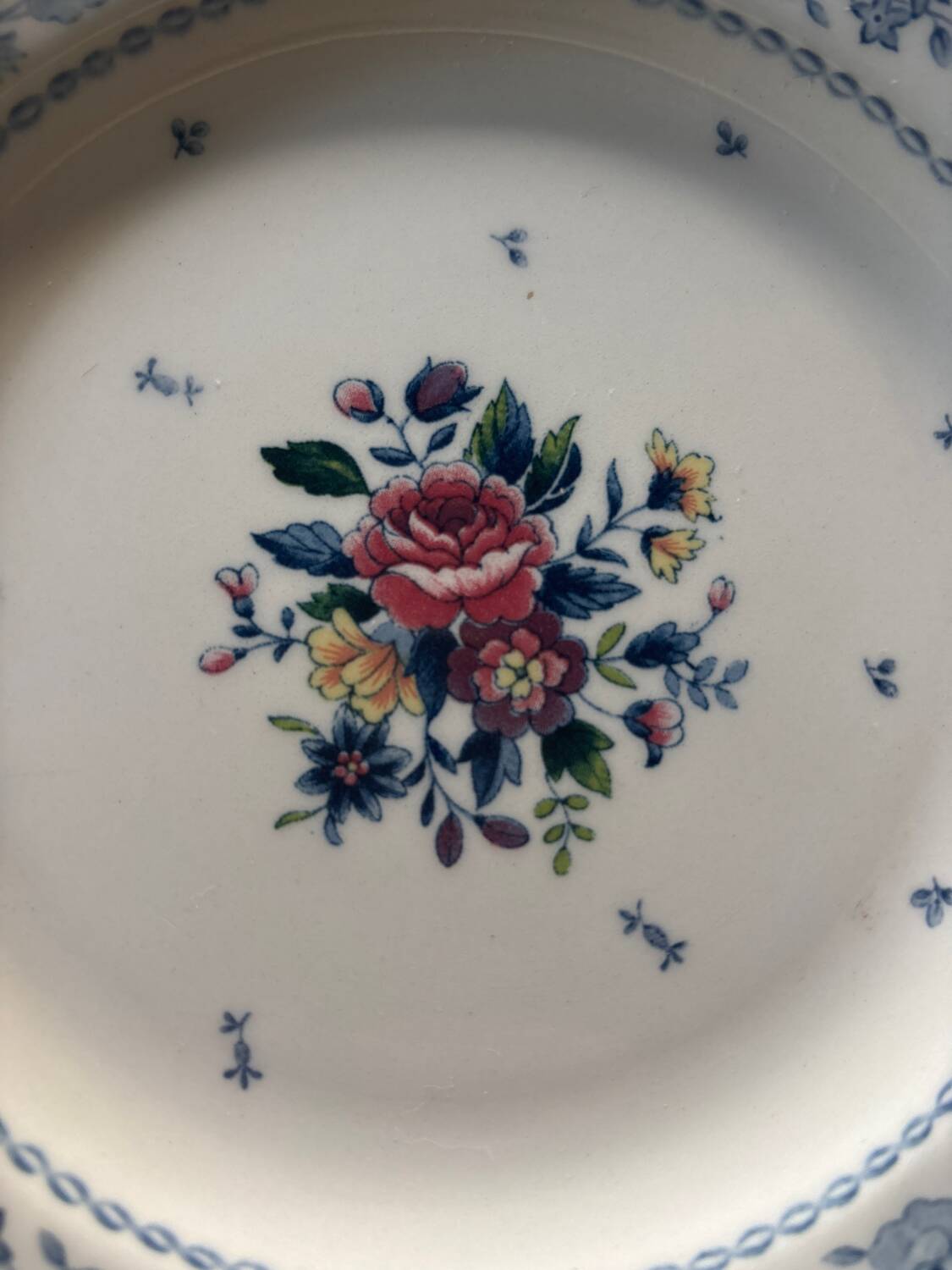 Assiettes à dessert en faïence anglaise