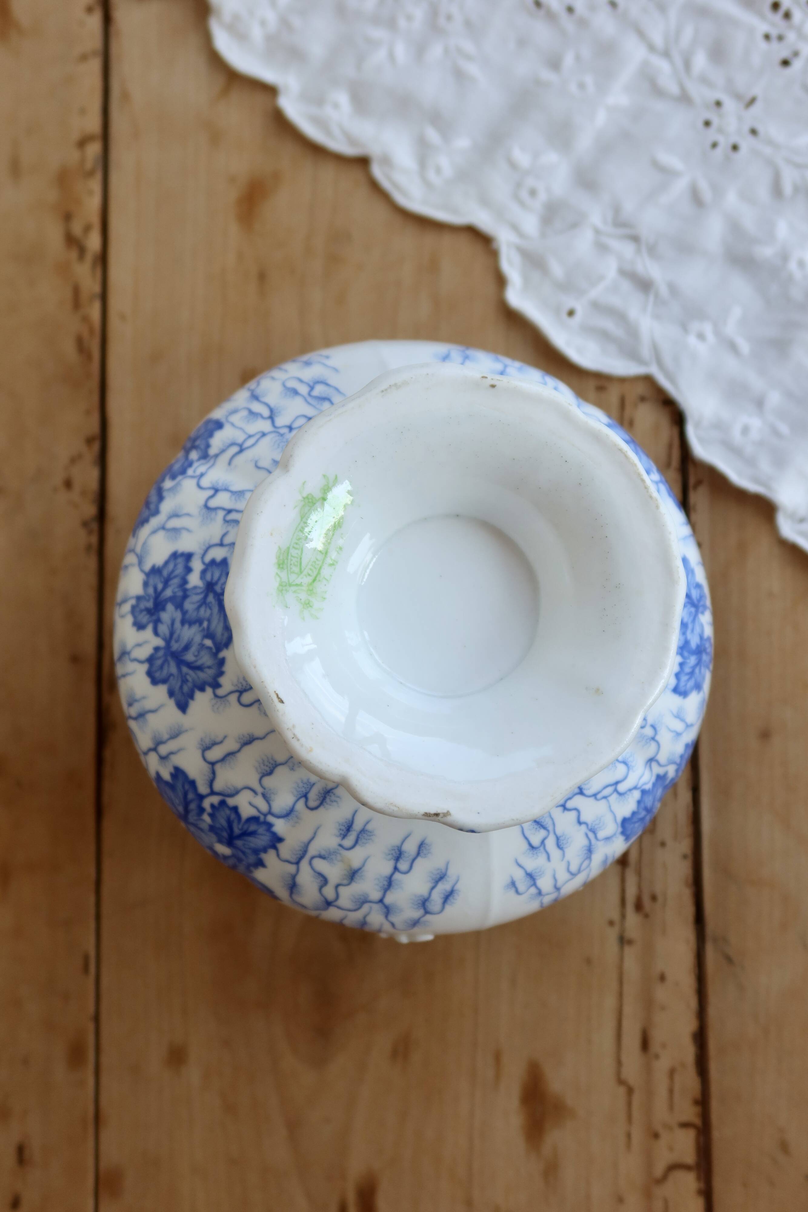Small vintage vegetable dish English faience Feldspath