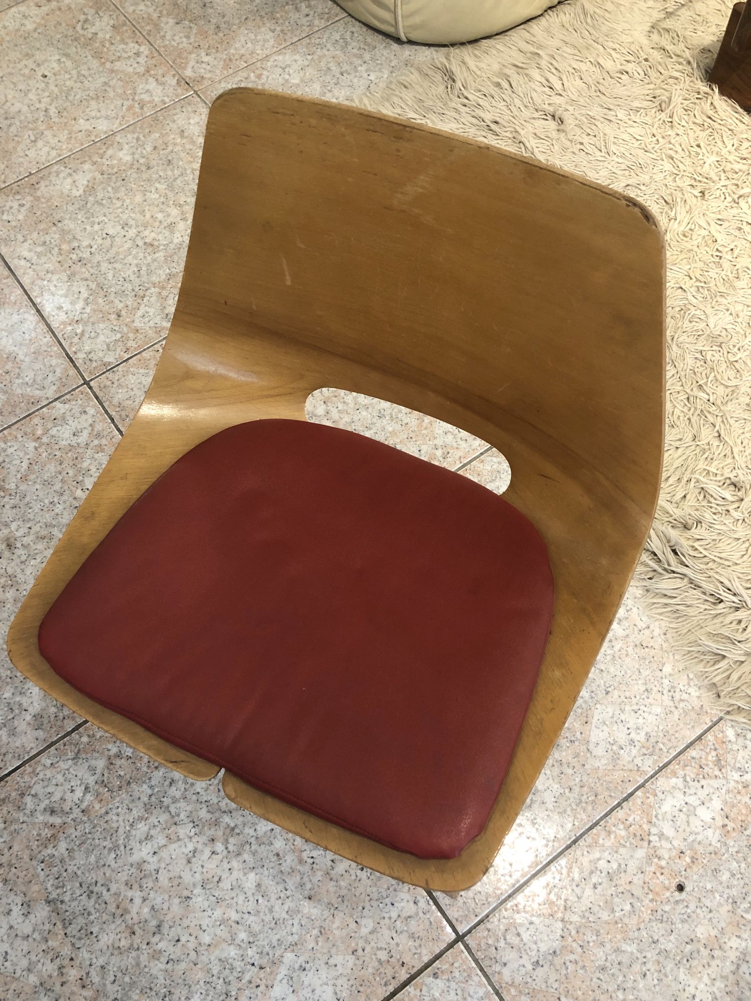 Chaise Tonneau de Guariche pieds bois