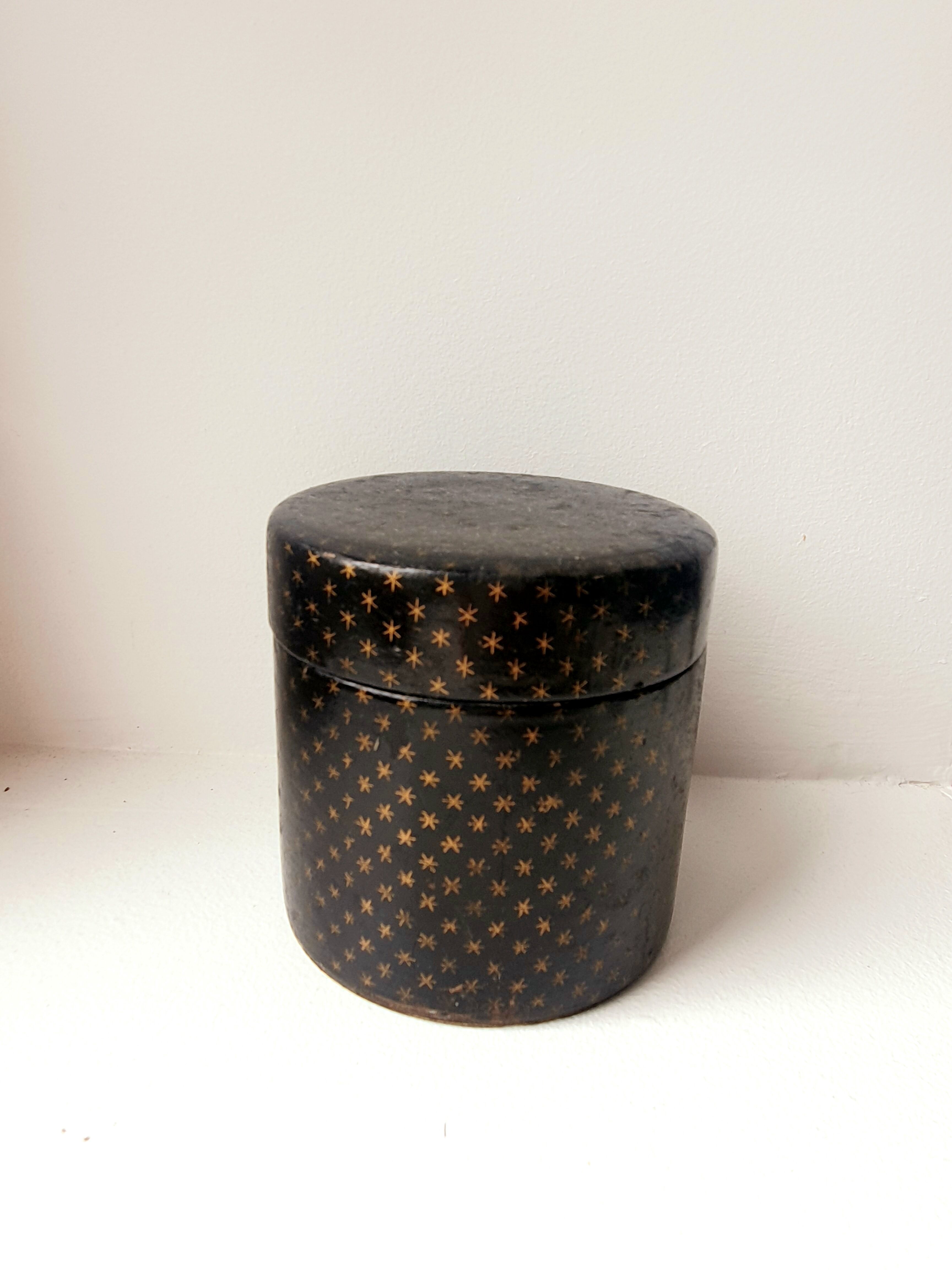 Old powder box nineteenth century