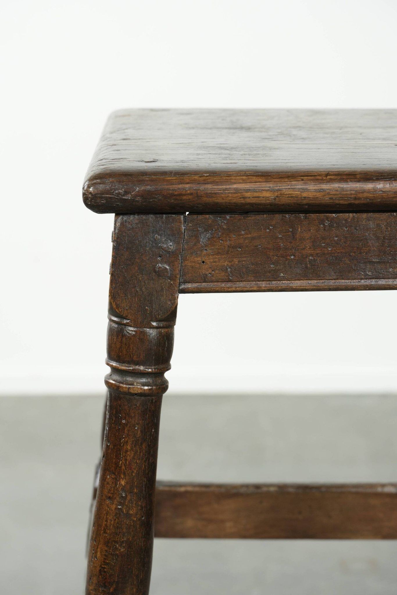 Tabouret en chêne anglais ancien / tabouret à joints du XVIIIe siècle
