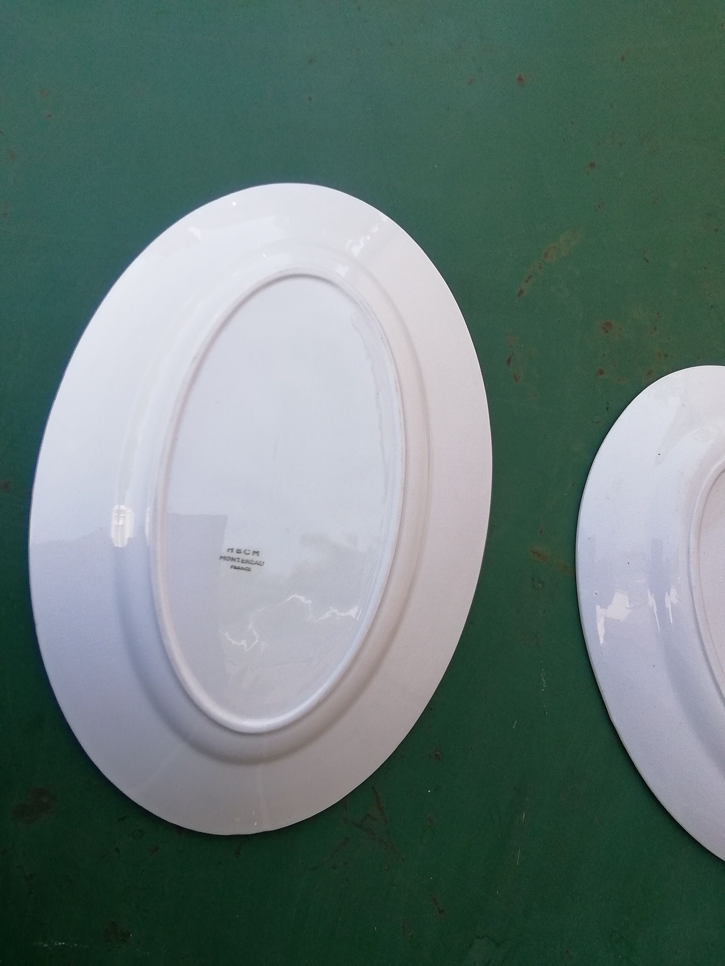 2 oval dishes rooster decorations