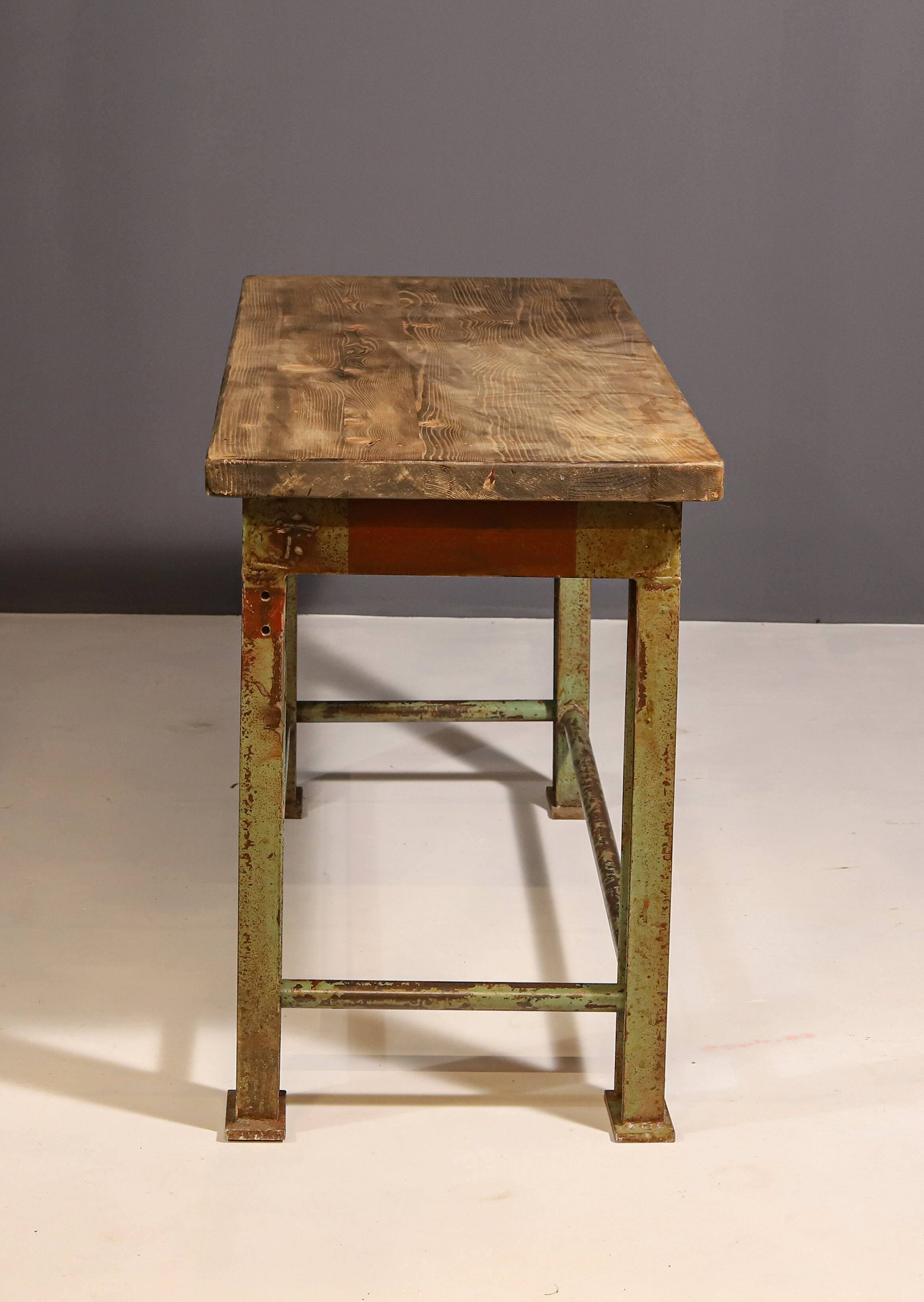 Table de cuisine industrielle en fer des années 1950, Tchécoslovaquie