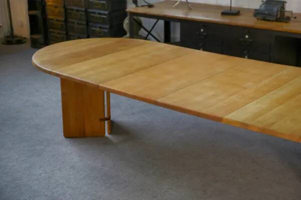 Table ronde en hêtre massif des Ateliers Seltz fin XXème