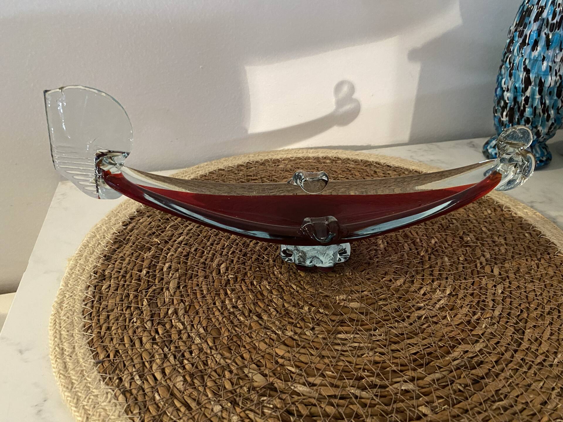 Centre de table gondole en verre Murano sommerso – Rouge rubis & crist