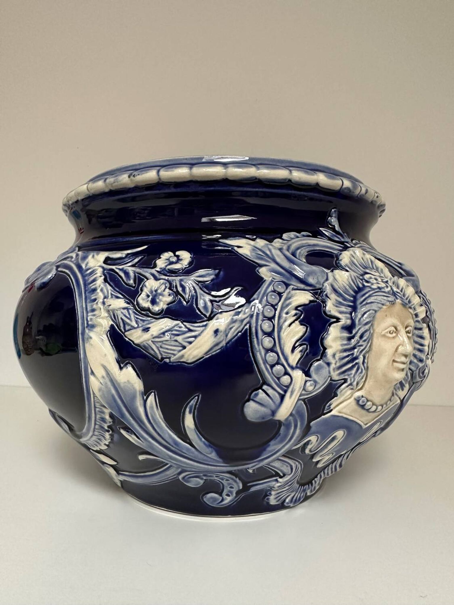 Vase - Cache pot en faïence baroque de Saint Clément, XIX eme