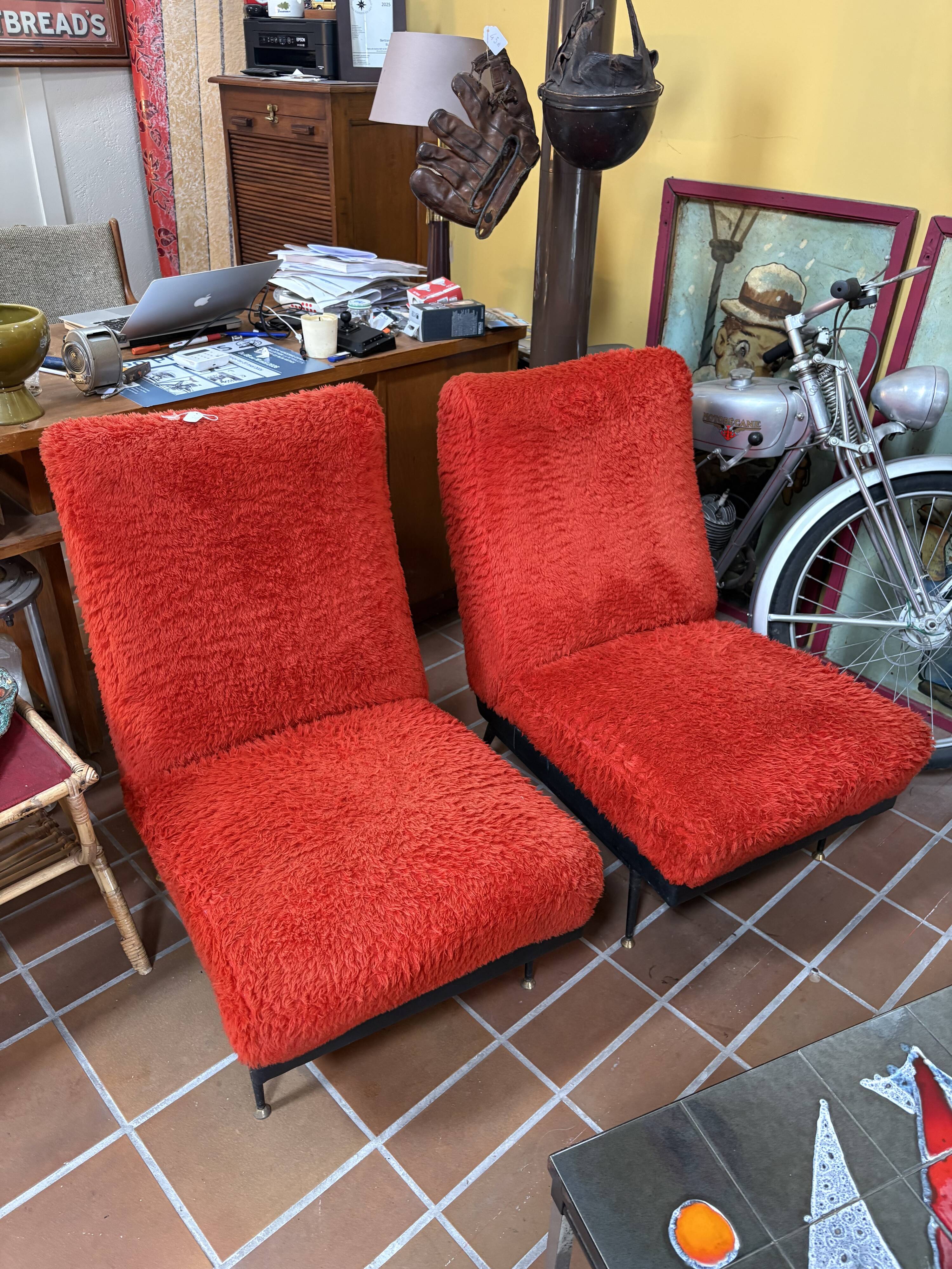 Paire de chauffeuses en moumoute rouge vers 1960