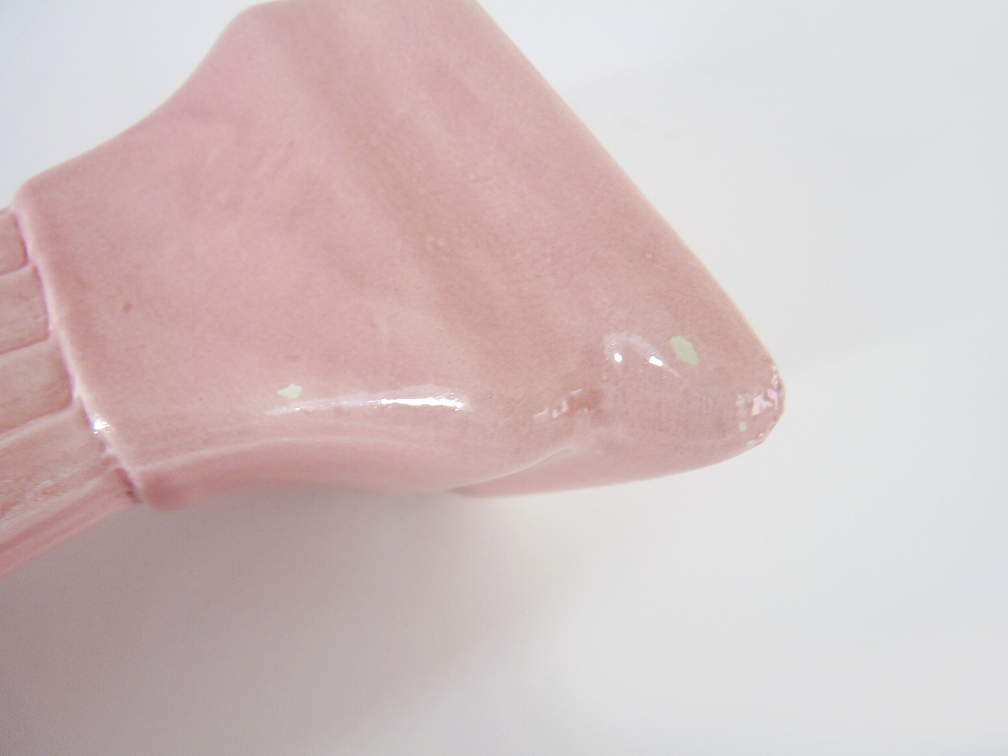 Vintage shell vase in pink ceramic from the 50s
