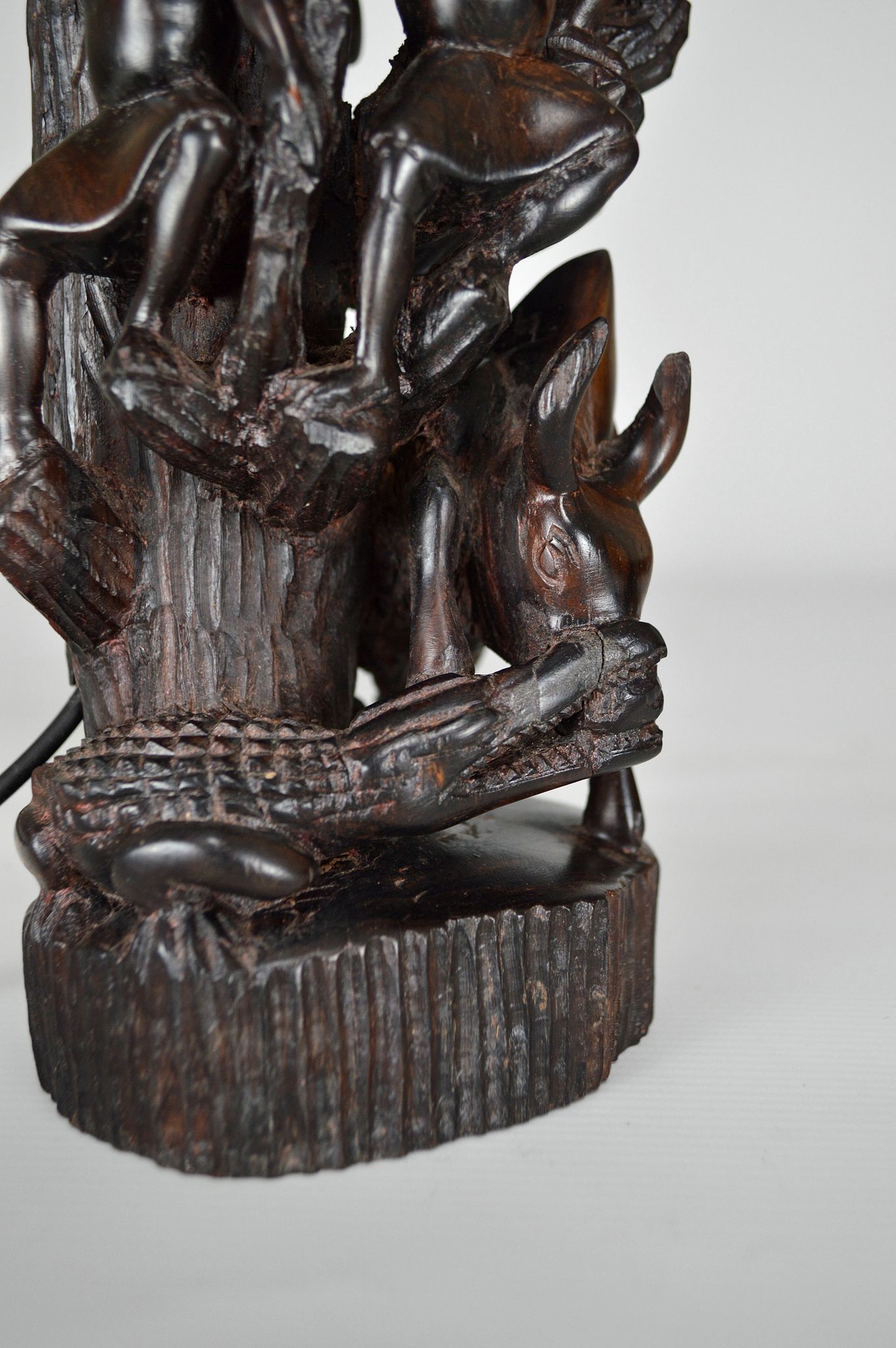 Lampe africaine en ébène sculpté, "Chasseurs, buffle et crocodile"