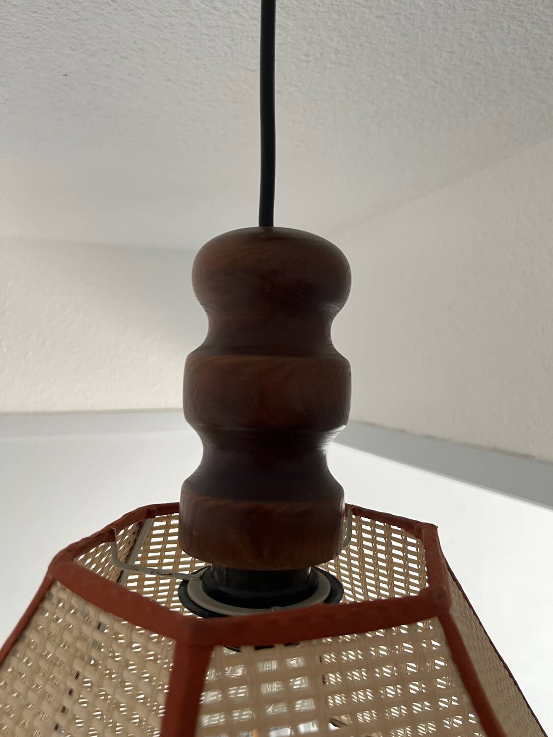 Suspension vintage en bois et cannage