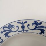 Set of 10 white and blue flat plates
