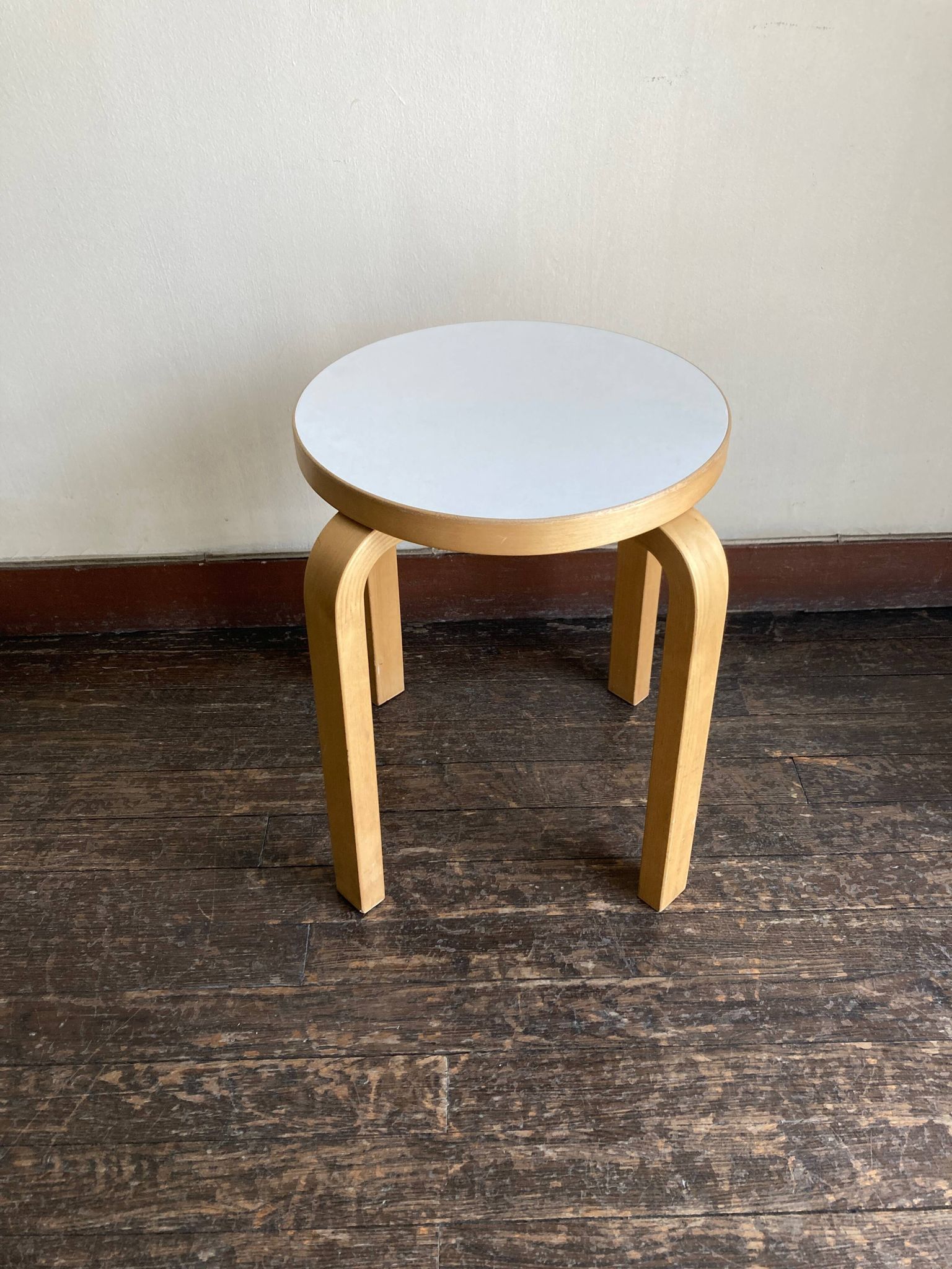 Tabouret Alvar Aalto e60 édition Artek mélamine blanche