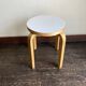 Tabouret Alvar Aalto e60 édition Artek mélamine blanche