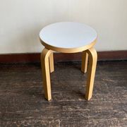 Tabouret Alvar Aalto e60 édition Artek mélamine blanche